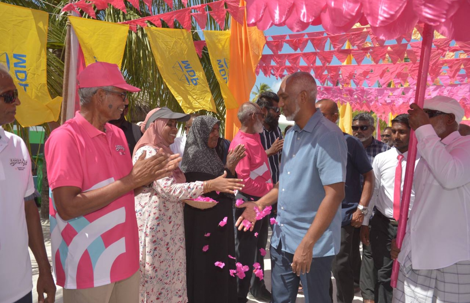 ރިޔާސީ އިންތިހާބުގެ ކެމްޕެއިނަށް، ރާއްޖޭގެ އެންމެ އުތުރަށް ފެއްޓެވި ދަތުރުގައި، މުއިއްޒުގެ އުފަން ރަށް، ވަށަފަރަށް ވަޑައިގަތުމުން އޭނާއަށް މަރުހަބާ ކިޔަނީ.-- ފޮޓޯ: ޕީޕީއެމް