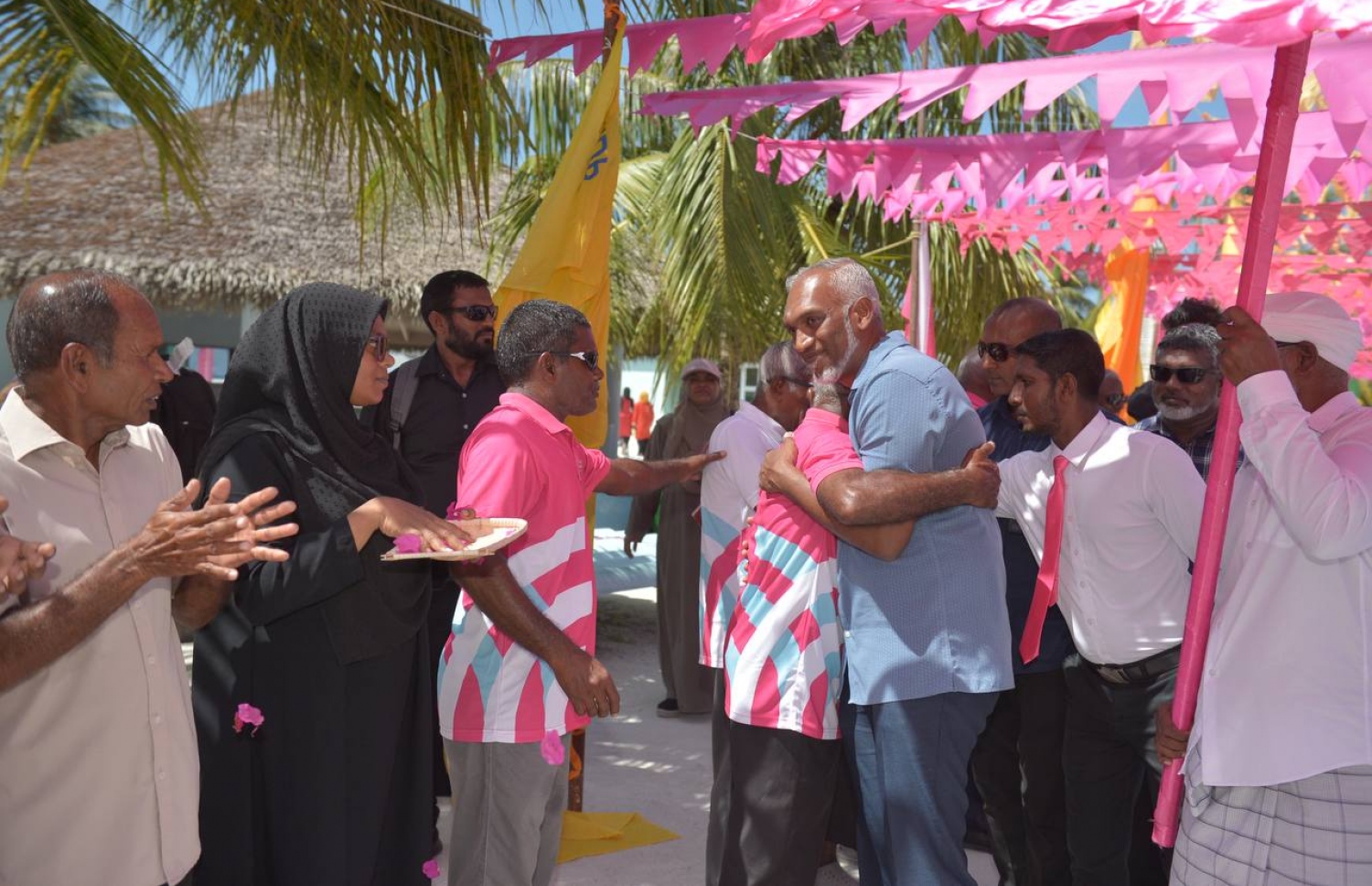 ރިޔާސީ އިންތިހާބުގެ ކެމްޕެއިނަށް، ރާއްޖޭގެ އެންމެ އުތުރަށް ފެއްޓެވި ދަތުރުގައި، މުއިއްޒުގެ އުފަން ރަށް، ވަށަފަރަށް ވަޑައިގަތުމުން އޭނާއާ މީހަކު ބައްދާލަނީ.-- ފޮޓޯ: ޕީޕީއެމް