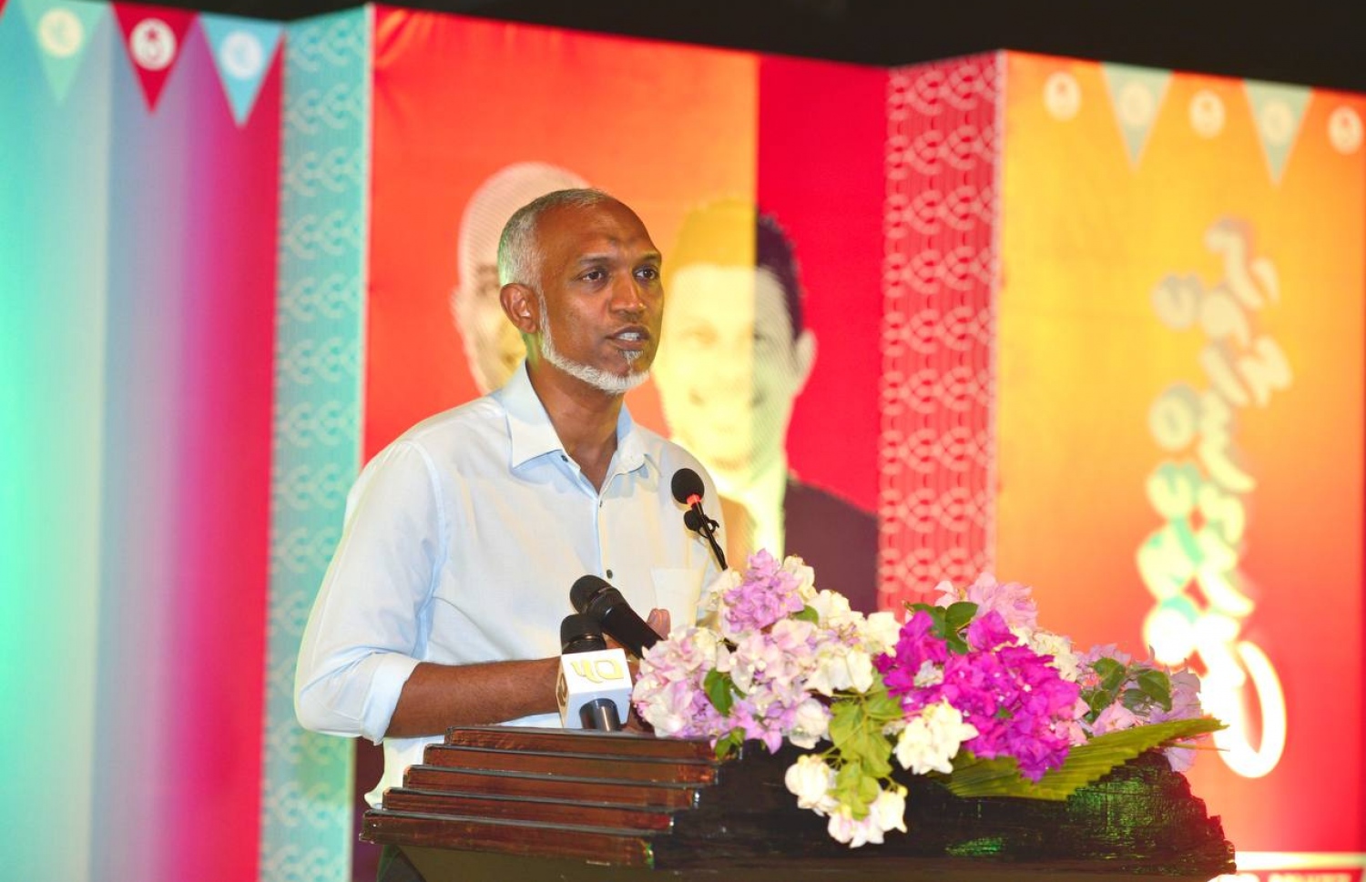 ދިއްދޫގައި މިރޭ ބޭއްވި ޖަލްސާގައި، އިދިކޮޅު ކޯލިޝަންގެ ރިޔާސީ ކެންޑިޑޭޓް ޑރ. މުހައްމަދު މުއިއްޒު ވާހަކަދައްކަވަނީ-- ފޮޓޯ: ޕީޕީއެމް