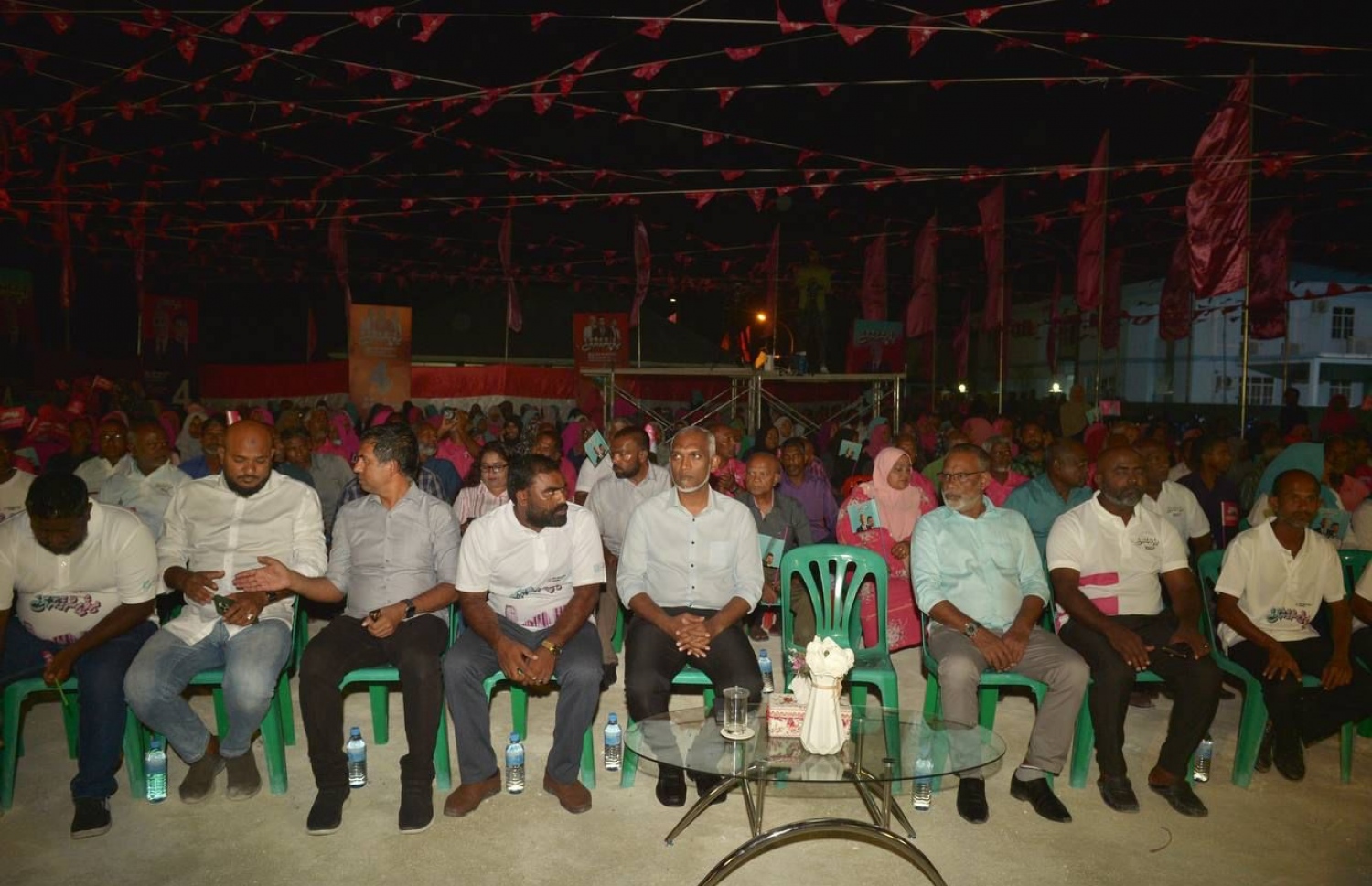 ދިއްދޫގައި މިރޭ ބޭއްވި ޑރ. މުއިއްޒުގެ ކެމްޕެއިން ޖަލްސާގައި އޭނާ އާއި އެހެން ބައެއް ސަޕޯޓަރުން ބައިވެރިވަނީ.---ފޮޓޯ: ޕީޕީއެމް