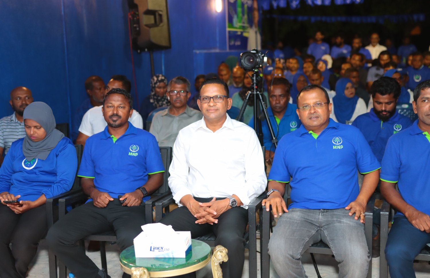 ކެމްޕެއިން ޖަލްސާއެއްގައި ނާޒިމާއި އެމްއެންޕީގެ ދެ ނައިބު ރައީސުން ކަމަށްވާ ރިޔާޒާއި އުޝާމް.