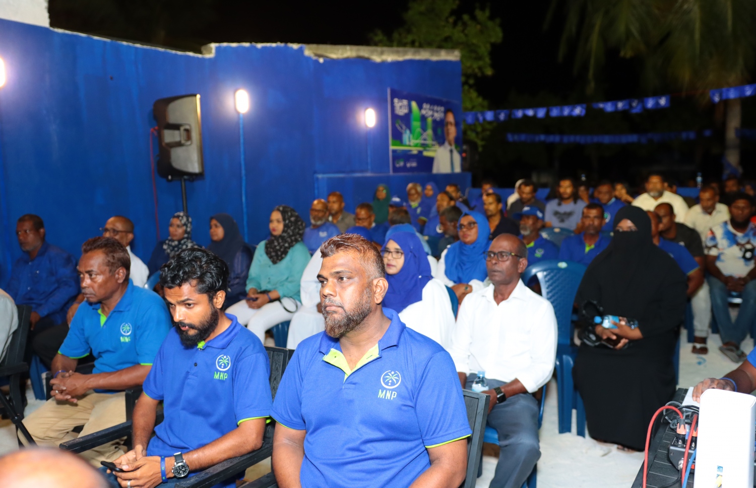 އެމްއެންޕީގެ ރިޔާސީ ކެންޑިޑޭޓް މުހައްމަދު ނާޒިމްގެ ކެމްޕެއިނަށް ތ. ތިމަރަފުށީގައި ބޭއްވި ޖަލްސާ.-- ފޮޓޯ: އެމްއެންޕީ