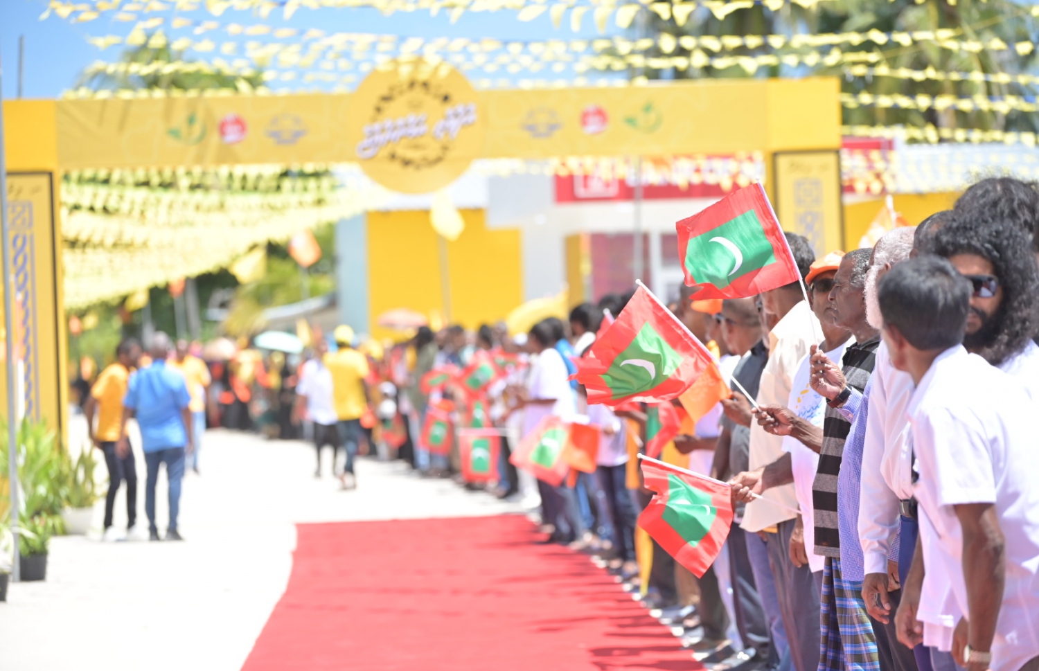 ރައީސަށް މަރުހަބާ ދެންނެވުމަށް ރަށެއްގެ ބަނދަރު މަތީ މީހުން ޖަމާވެފައި