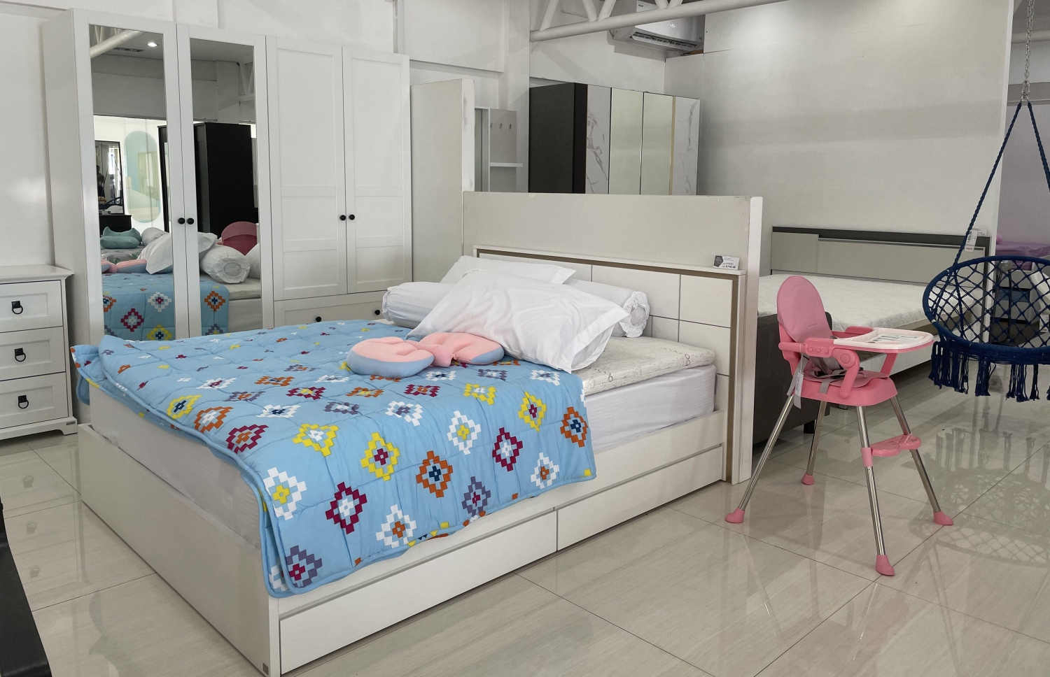 އަލޯރާއިން ވިއްކާ ބެޑްރޫމް ސެޓެއް. -- ފޮޓޯ: އަލޯރާ