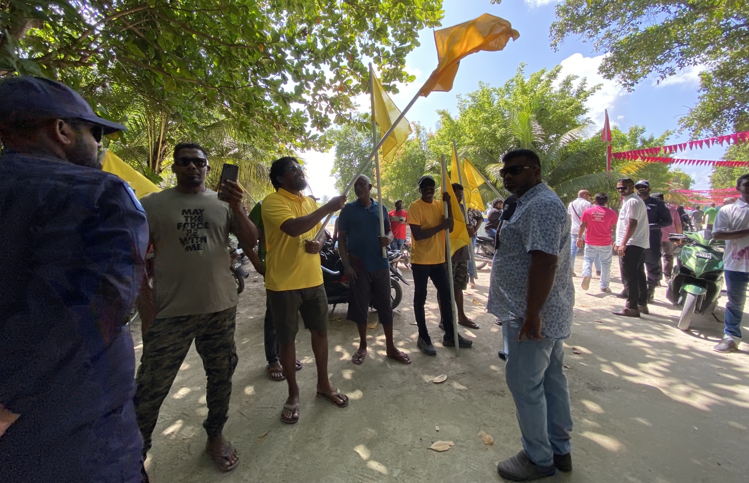 ރިޔާސީ އިންތިހާބުގެ ކެމްޕެއިނަށް އިދިކޮޅު ކޯލިޝަންގެ ލީޑަރު ޑރ. މުއިއްޒު ކެލައަށް ވަޑައިގެންނެވިއިރު، އޭނާއާ ދެކޮޅަށް ބަޔަކު އަޑުއުފުލަނީ.-- ފޮޓޯ: އާސިމާ ނިޒާރު/ މިހާރު