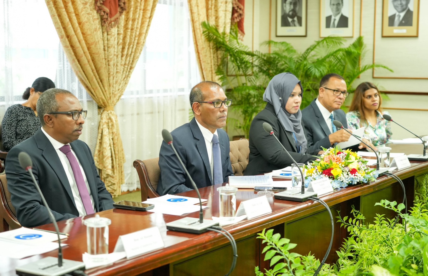 އީޔޫ އޮބްޒާވަރުން މިއަދު މަޖިލީހުގެ ރައީސް މުހައްމަދު ނަޝީދާ ބައްދަލުކުރެއްވުން؛ އިންތިހާބަށް ގެއަށް ބަދަލުކޮށްދިނުމަށް އެހީތެރިކަން ފޯރުކޮށްދިނުމަށް އީޔޫގައި ނަޝީދު އެދިވަޑައިގެންނެވި-- ފޮޓޯ: މަޖިލިސް