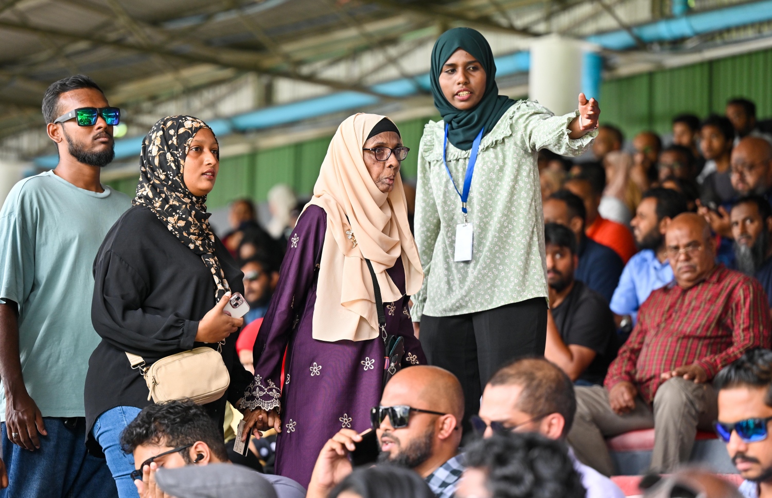 މާލެ ސަރަހައްދުން ދޫ ކުރާ ގޯތީގެ ގުރުގައި ބައިވެރިވި މީހުން ގަލޮޅު ދަނޑުގައި.-- ފޮޓޯތައް: ފަޔާޒް މޫސާ /މިހާރު