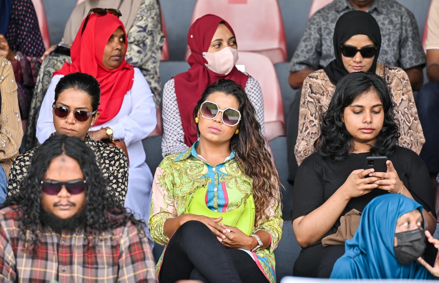 މާލެ ސަރަހައްދުން ދޫ ކުރާ ގޯތީގެ ގުރުގައި ބައިވެރިވި މީހުން ގަލޮޅު ދަނޑުގައި.-- ފޮޓޯތައް: ފަޔާޒް މޫސާ /މިހާރު