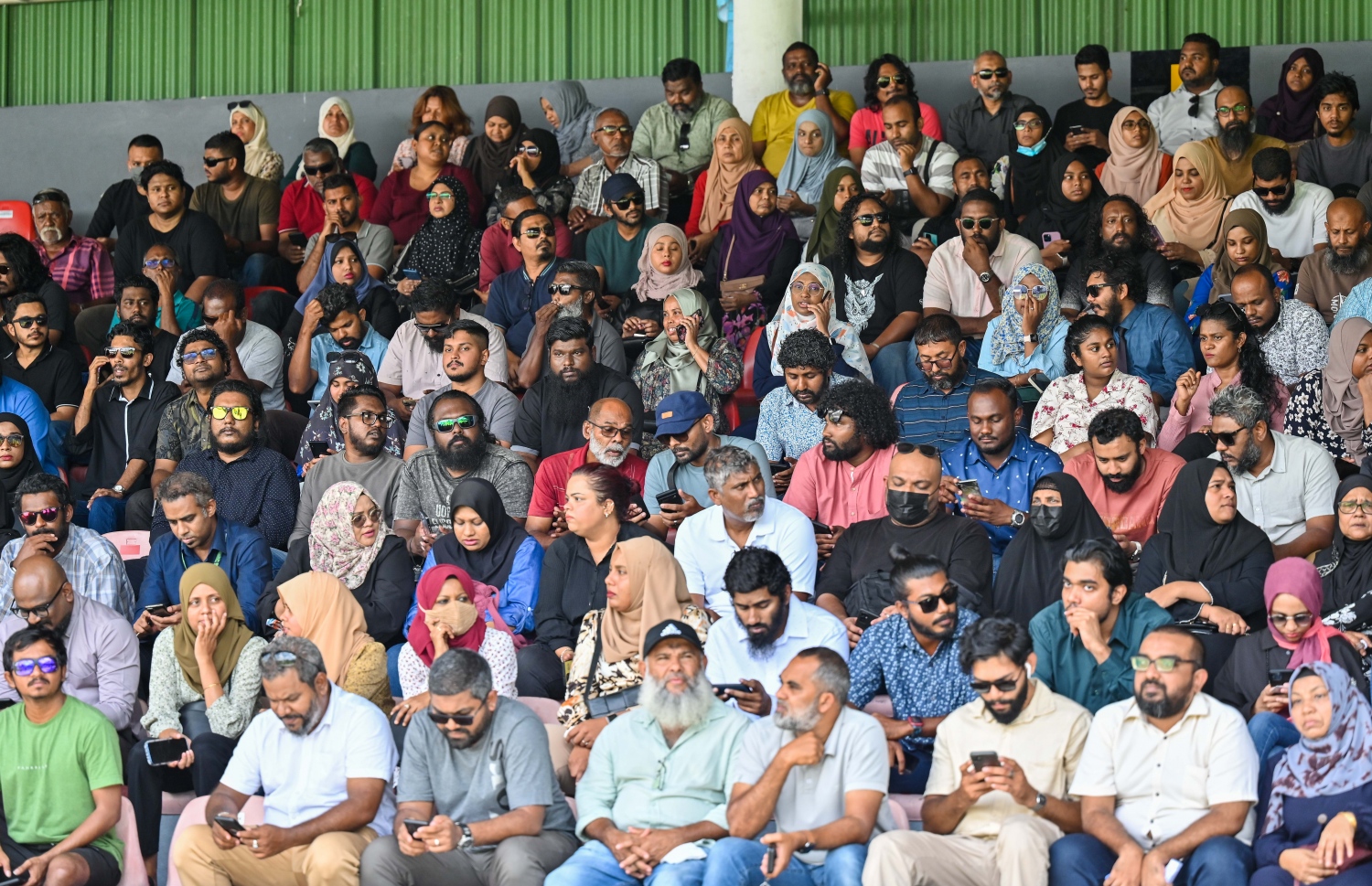 މާލެ ސަރަހައްދުން ދޫ ކުރާ ގޯތީގެ ގުރުގައި ބައިވެރިވި މީހުން ގަލޮޅު ދަނޑުގައި.-- ފޮޓޯތައް: ފަޔާޒް މޫސާ /މިހާރު