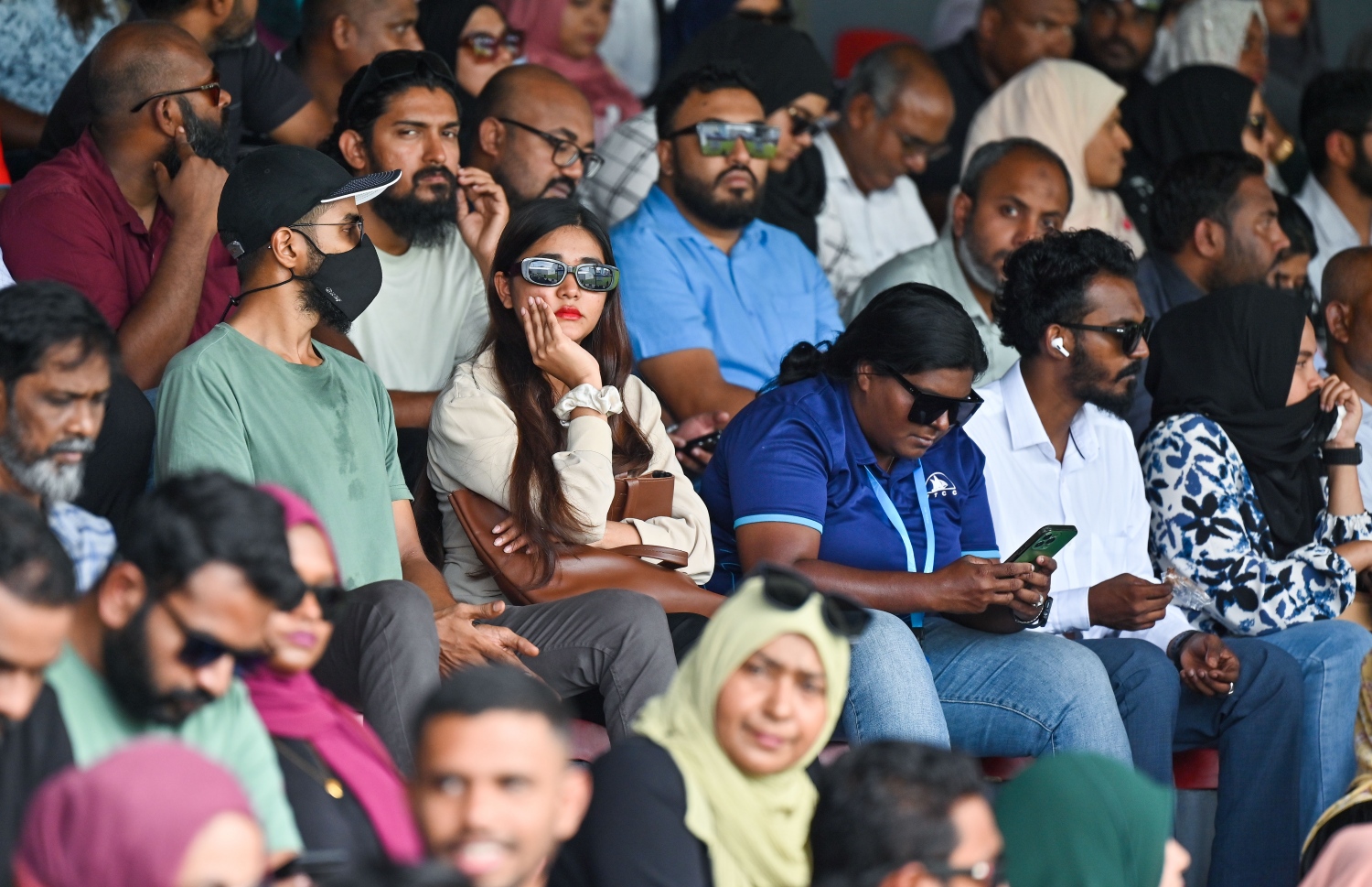 މާލެ ސަރަހައްދުން ދޫ ކުރާ ގޯތީގެ ގުރުގައި ބައިވެރިވި މީހުން ގަލޮޅު ދަނޑުގައި.-- ފޮޓޯތައް: ފަޔާޒް މޫސާ /މިހާރު