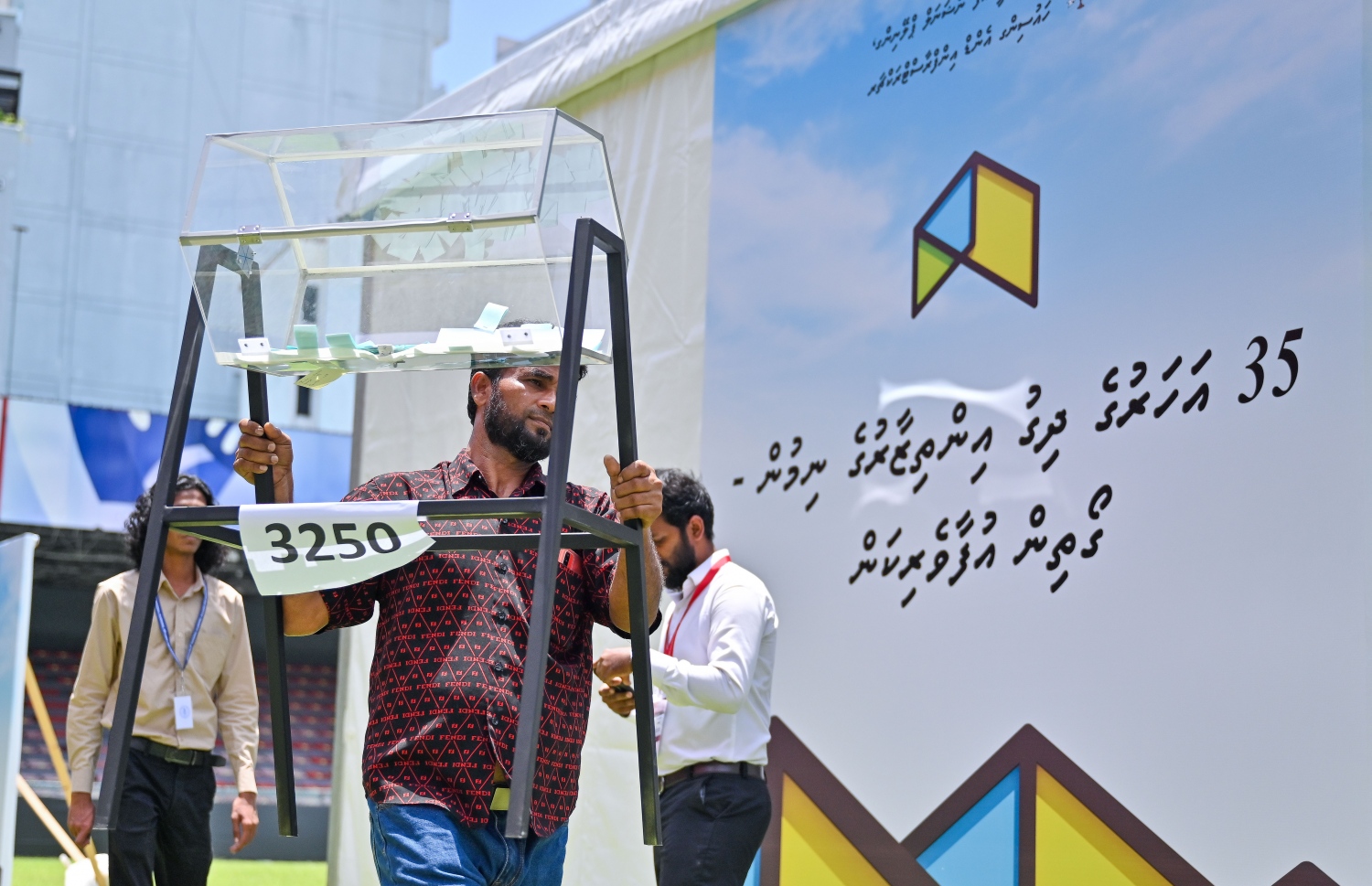 މާލެ ސަރަހައްދުން ދޫ ކުރާ ގޯތީގެ ގުރުނެގުުގެ ރަސްމިއްޔާތު ގަލޮޅޮދަނޑުގައި.-- ފޮޓޯތައް: ފަޔާޒް މޫސާ /މިހާރު