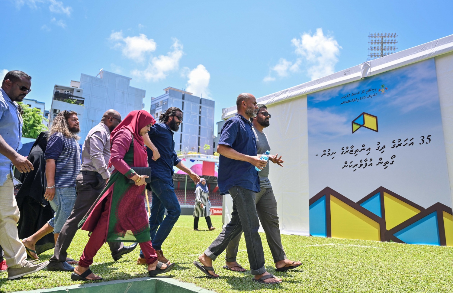 މާލެ ސަރަހައްދުން ދޫ ކުރާ ގޯތީގެ ގުރުގައި ބައިވެރިވި ބަޔަކު ގަލޮޅު ދަނޑުގައި.-- ފޮޓޯތައް: ފަޔާޒް މޫސާ /މިހާރު