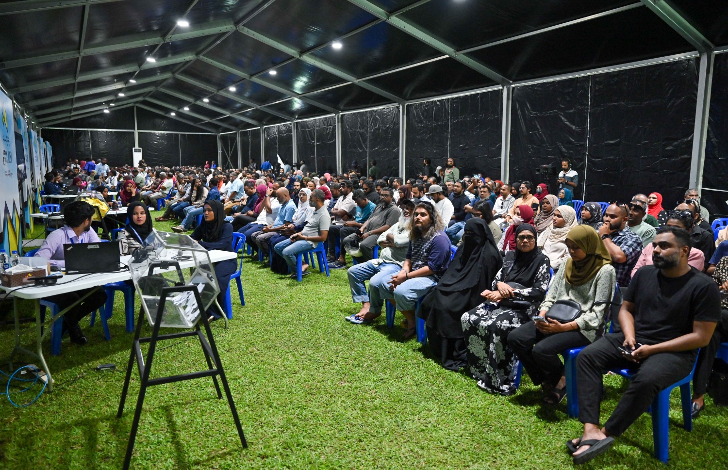 މާލެ ސަރަހައްދުން ދޫ ކުރާ ގޯތީގެ ގުރުގައި ބައިވެރިވި މީހުން ގަލޮޅުދަނޑުގައި މަޑުކޮށްލައިގެން.-- ފޮޓޯތައް: ފަޔާޒް މޫސާ /މިހާރު