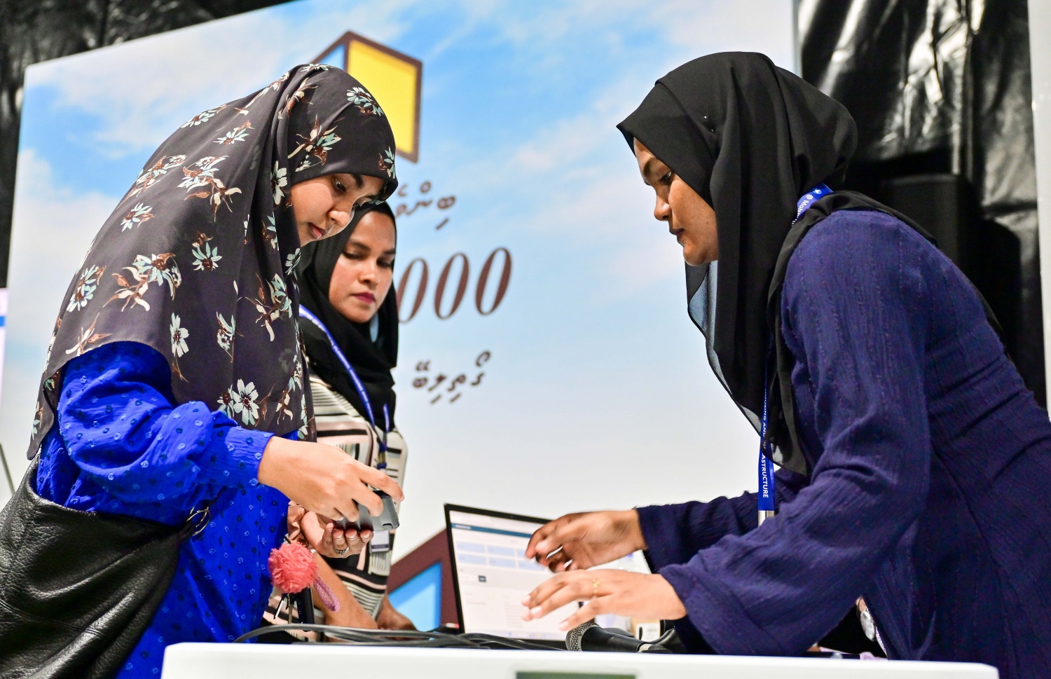 މާލެ ސަރަހައްދުން ދޫ ކުރާ ގޯތީގެ ގުރުގައި ބައިވެރިވި މީހަކު ޕޮލްޓް ނަންބަރު ޖަހާފައިވާ ކަރުދާސްކޮޅު ބަކެޓުން ނަގަނީ.-- ފޮޓޯތައް: ފަޔާޒް މޫސާ /މިހާރު