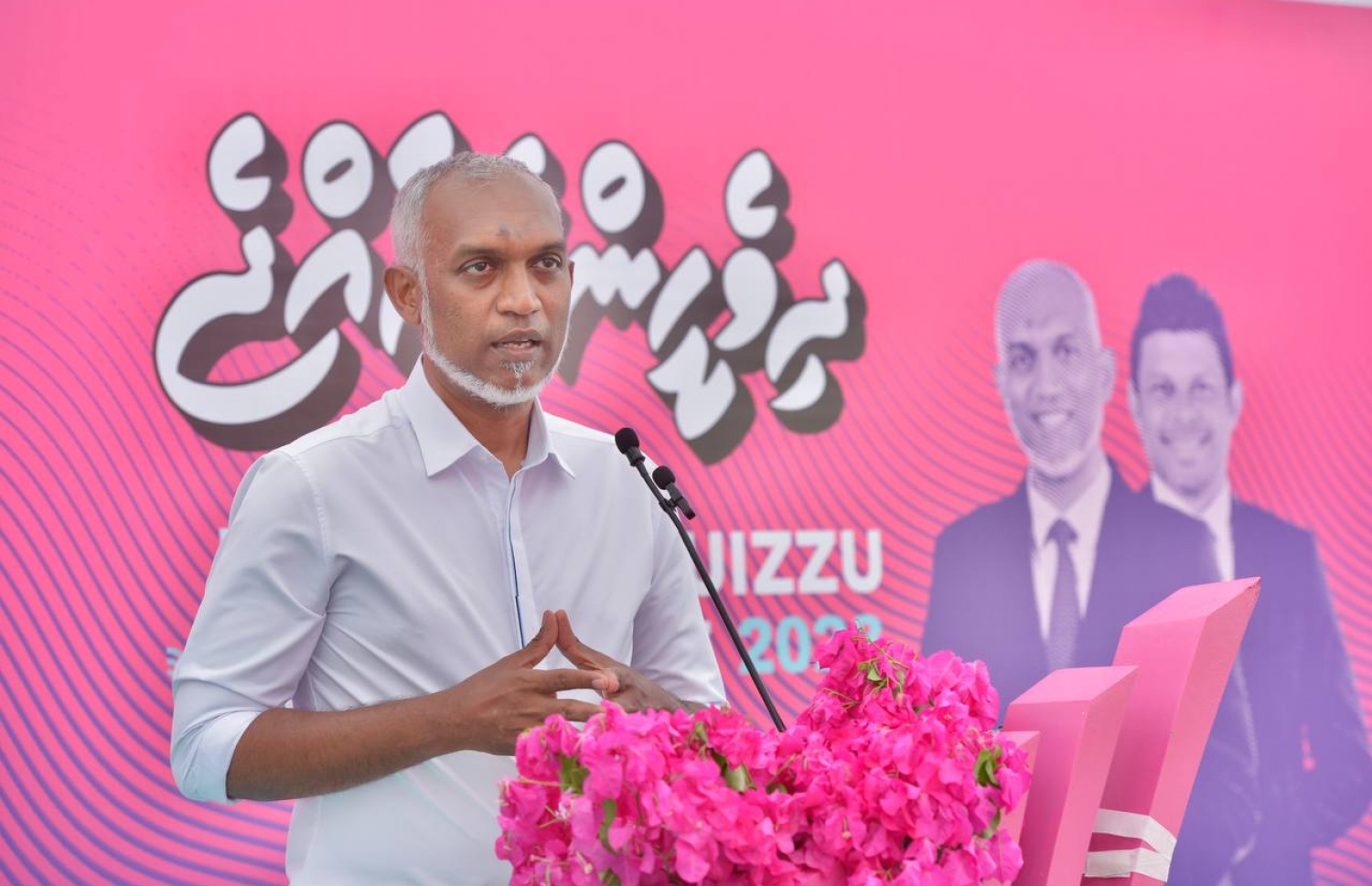 އިދިކޮޅު ރިޔާސީ ކެންޑިޑޭޓް ޑރ. މުއިއްޒު، ހއ. އަތޮޅަށް ފެއްޓެވި ކެމްޕެއިން ދަތުރުގެ އެންމެ ފަހު މަންޒިލް، ބާރަށުގެ ޕީޕީއެމް ޖަގަހައިގައި ބޭއްވި ޖަލްސާގައި ވާހަކަދައްކަވަނީ.-- ފޮޓޯ: ޕީޕީއެމް