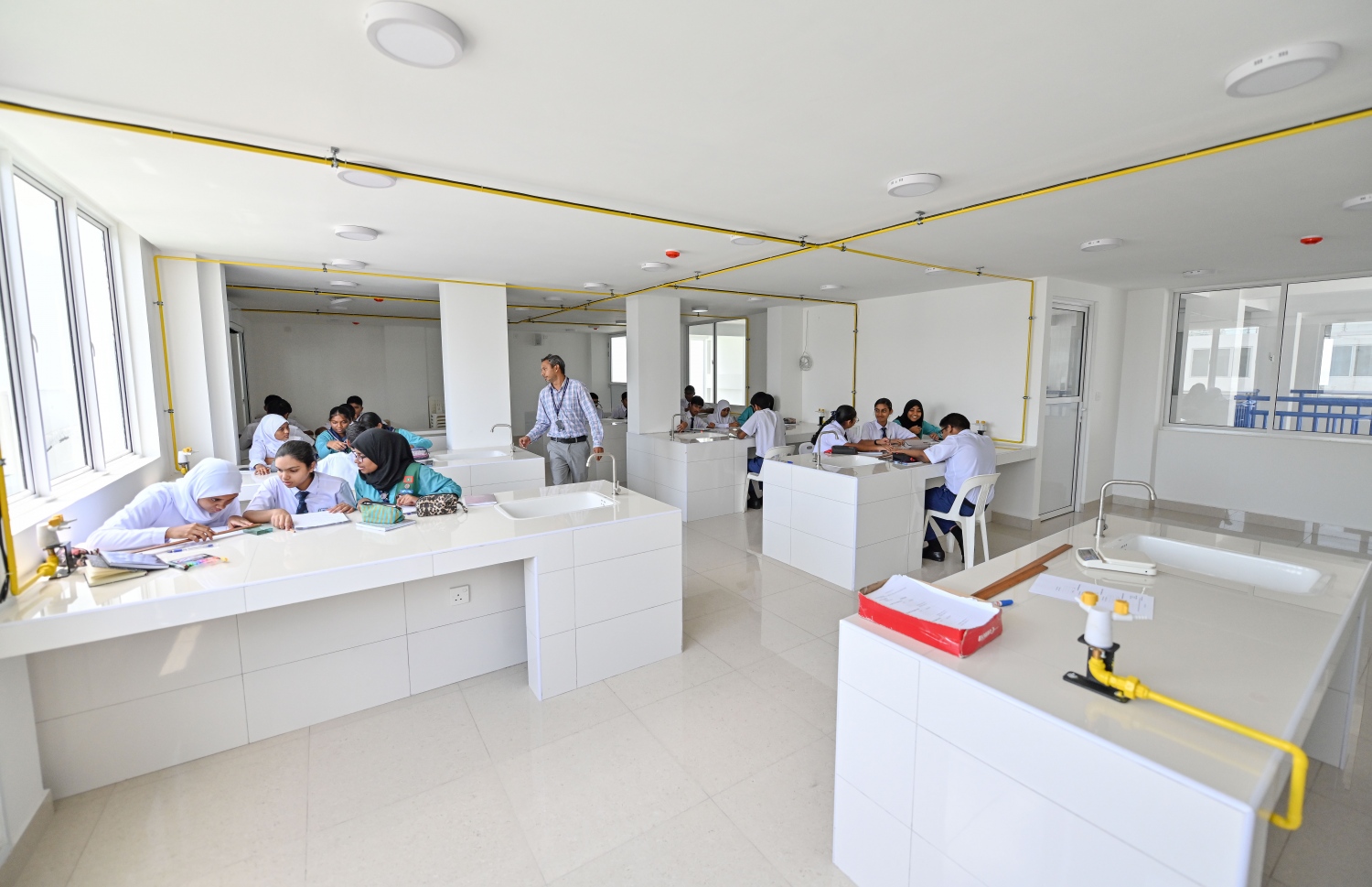 ދަރުމަވަންތަ ސްކޫލުގެ ކްލާސްރޫމްގައި ދަރިވަރުންތަކެއް ކިޔަވަނީ.--ފޮޓޯ: ނިޝާން އަލީ/ މިހާރު