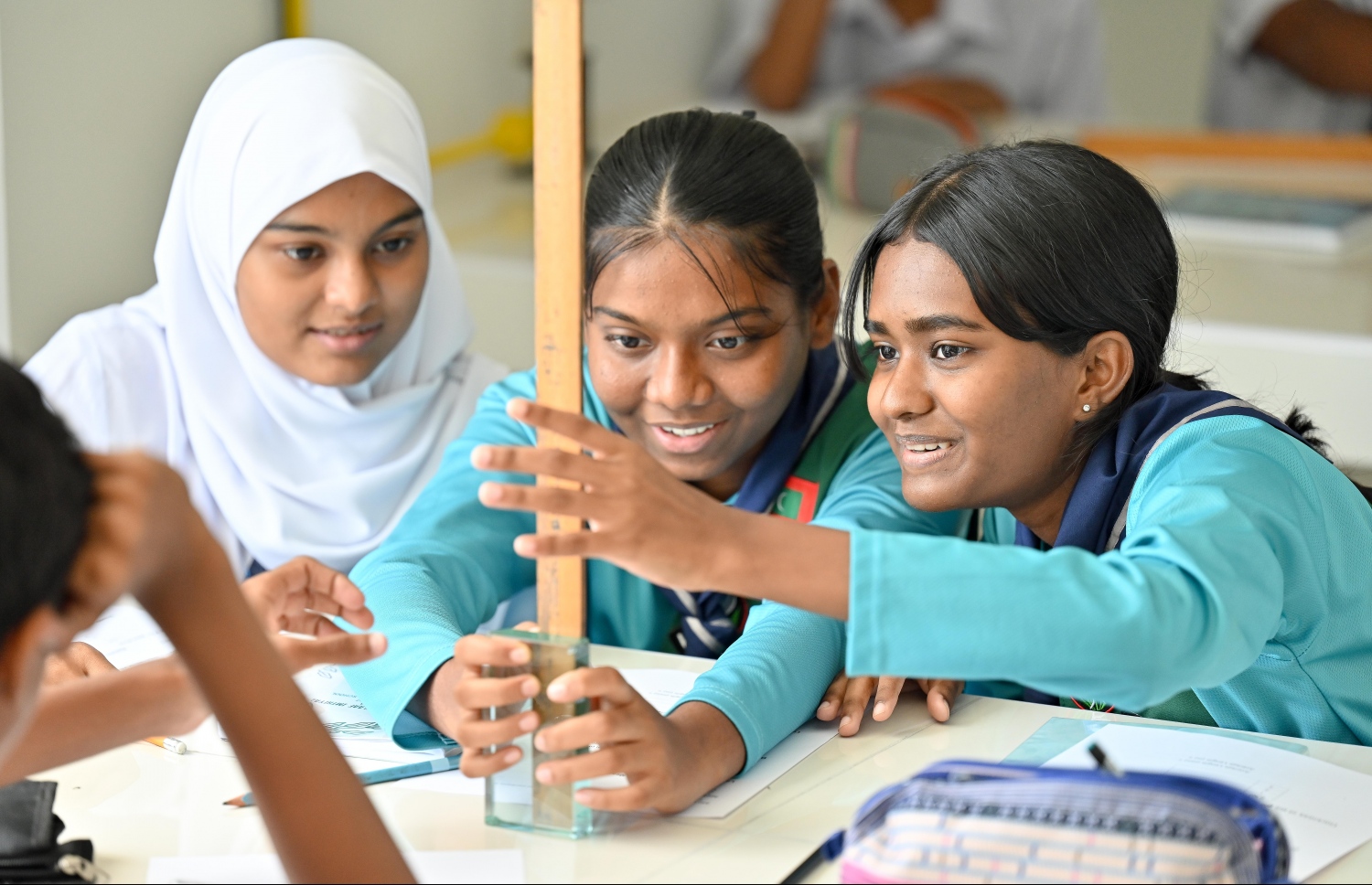 ދަރުމަވަންތަ ސައިންސް ލެބްގައި ކުދިންރަކެއް ކިޔަވަނީ: އެ ސްކޫލުގެ ކޮންމެ އިމާރާތަކުން އެއް ފްލޯގައި ހުންނަނީ ލެބެއް.-- ފޮޓޯ: ނިޝާން އަލީ / މިހާރު