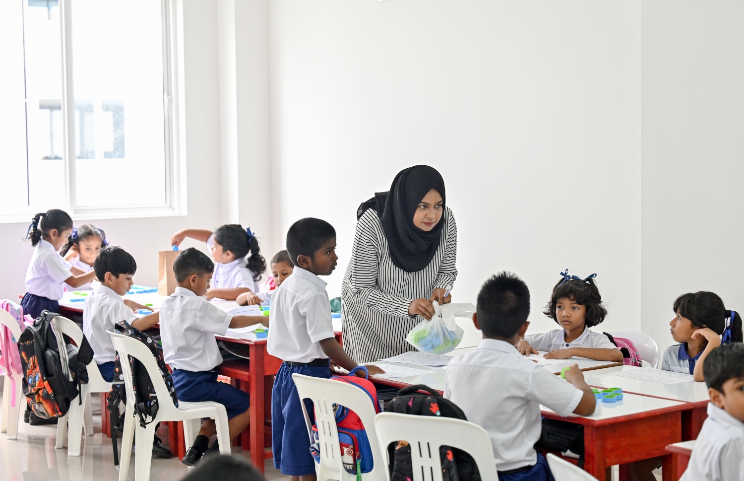 މާލެ ސްކޫލެއްގެ ކްލާހެއްގައި ދަރިވަރުންތަކެއް ކިޔަވަނީ.-- ފޮޓޯ: ނިޝާން އަލީ / މިހާރު