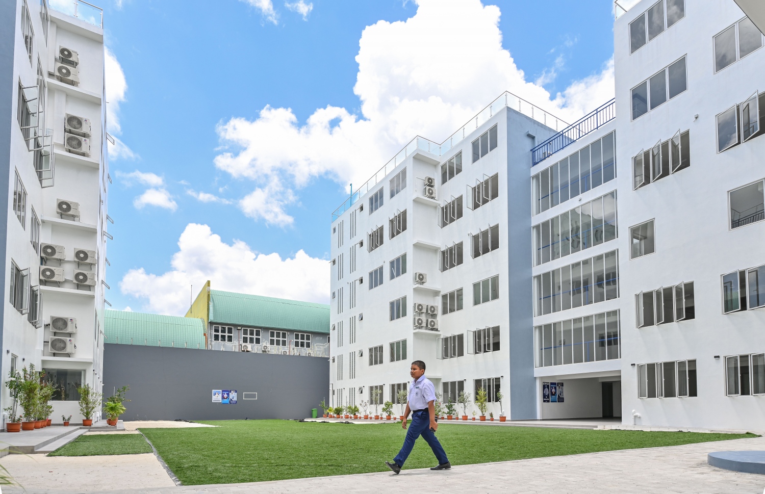 ދަރުމަވަންތަ ސްކޫލާއި އެ ސްކޫލާއި އިންވެގެން އޮންނަ ބިމުގައި ހުރި މާލެ ޖަލު: އެ ސްކޫލު ދަރިވަރުން މިހާރު ބޭނުންކުރަމުން ދަނީ ދެ ދެ ބްލޮކް ދޭތެރޭ އޮތް ކޮމްޕައުންޑުގައި ޓާފް އަޅައިގެން.-- ފޮޓޯ: ނިޝާން އަލީ / މިހާރު