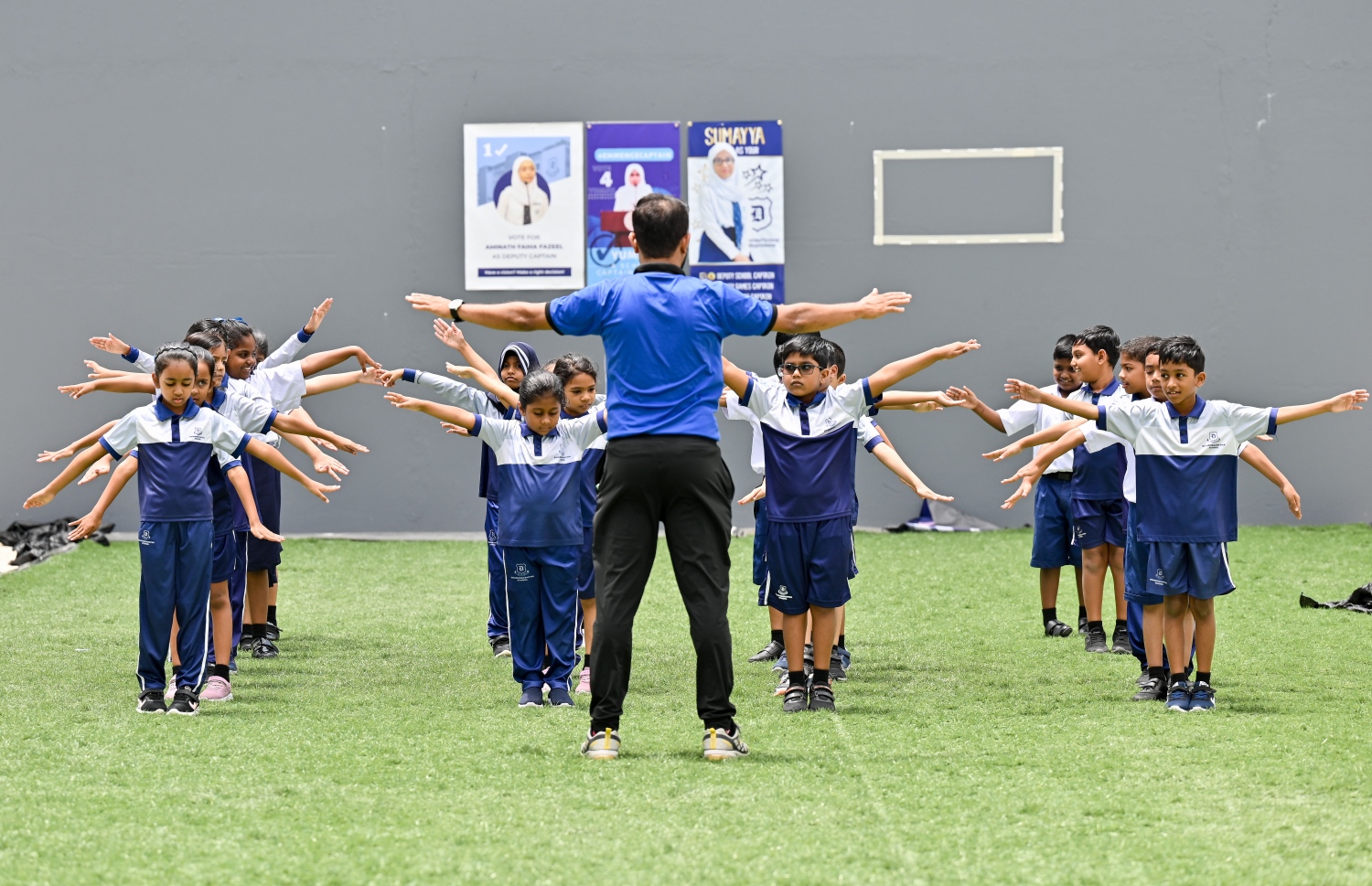 ދަރިވަރުންތަކެއް ކަސްތަރު ކުރަނީ: އެ ސްކޫލުގައި މިވަގުތު ހޯލެއް ނެތުމުން ކުޅިވަރު ކުރުމަށް ބޭނުން ކުރަމުން ދަނީ އެ ސްކޫލުގެ ގްރައުންޑު.-- ފޮޓޯ: ނިޝާން އަލީ / މިހާރު