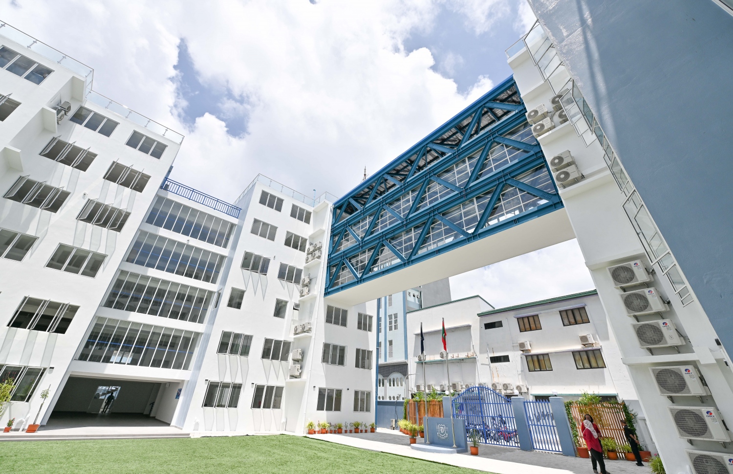 އާ ސްކޫލުގެ ދެ އިމާރާތް ގުޅުވާލުމަ އަޅާފައިވާ ބްރިޖު.-- ފޮޓޯ: ނިޝާން އަލީ / މިހާރު