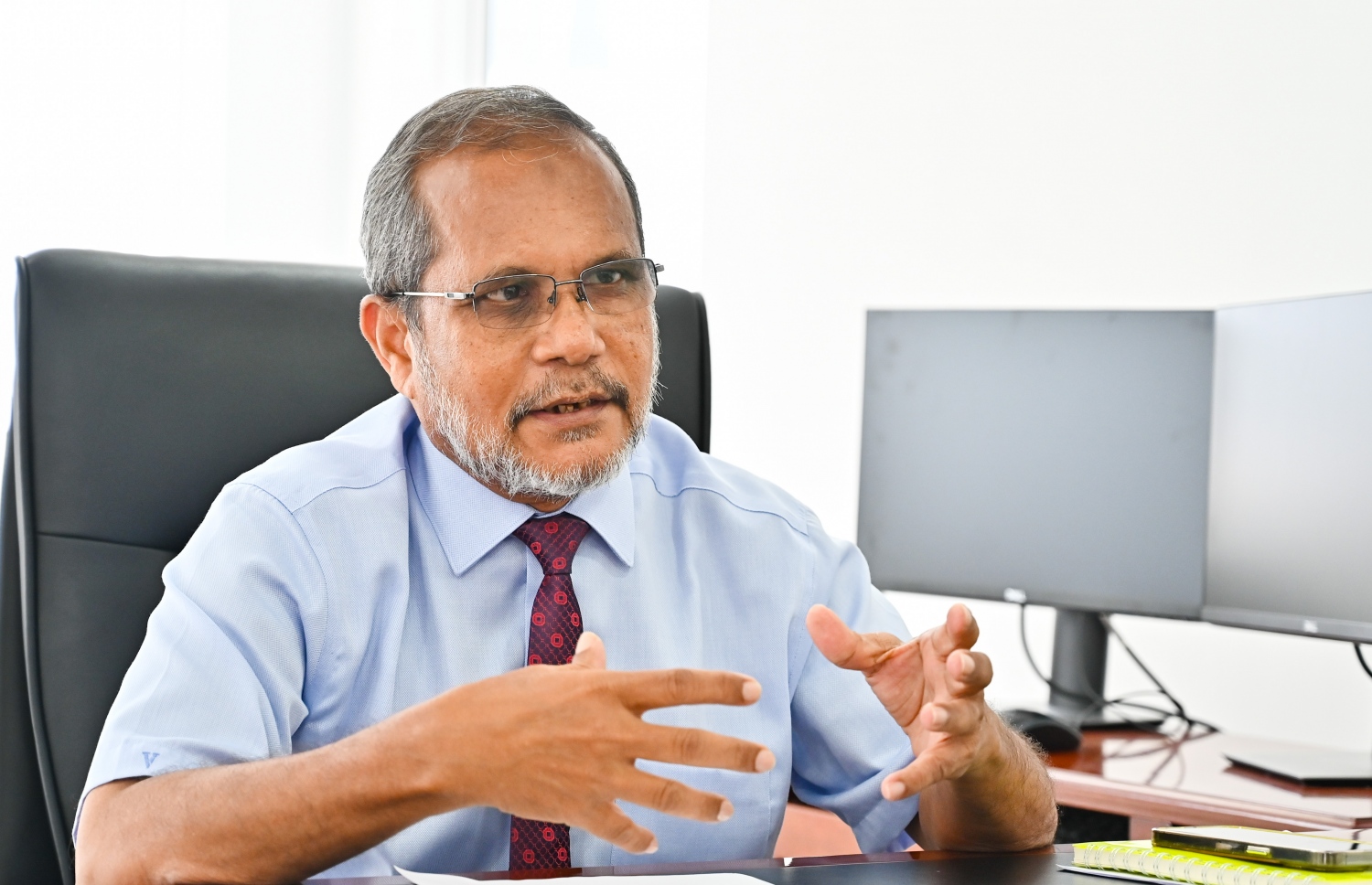 ދަރުމަވަންތަ ސްކޫލު ޕްރިންސިޕަލް އަބްދުﷲ ދީދީ "މިހާރު" އަށް ދެއްވި އިންޓަވިއުއެއްގައި ވާހަކަ ދައްކަވަނީ.-- ފޮޓޯ: ނިޝާން އަލީ / މިހާރު