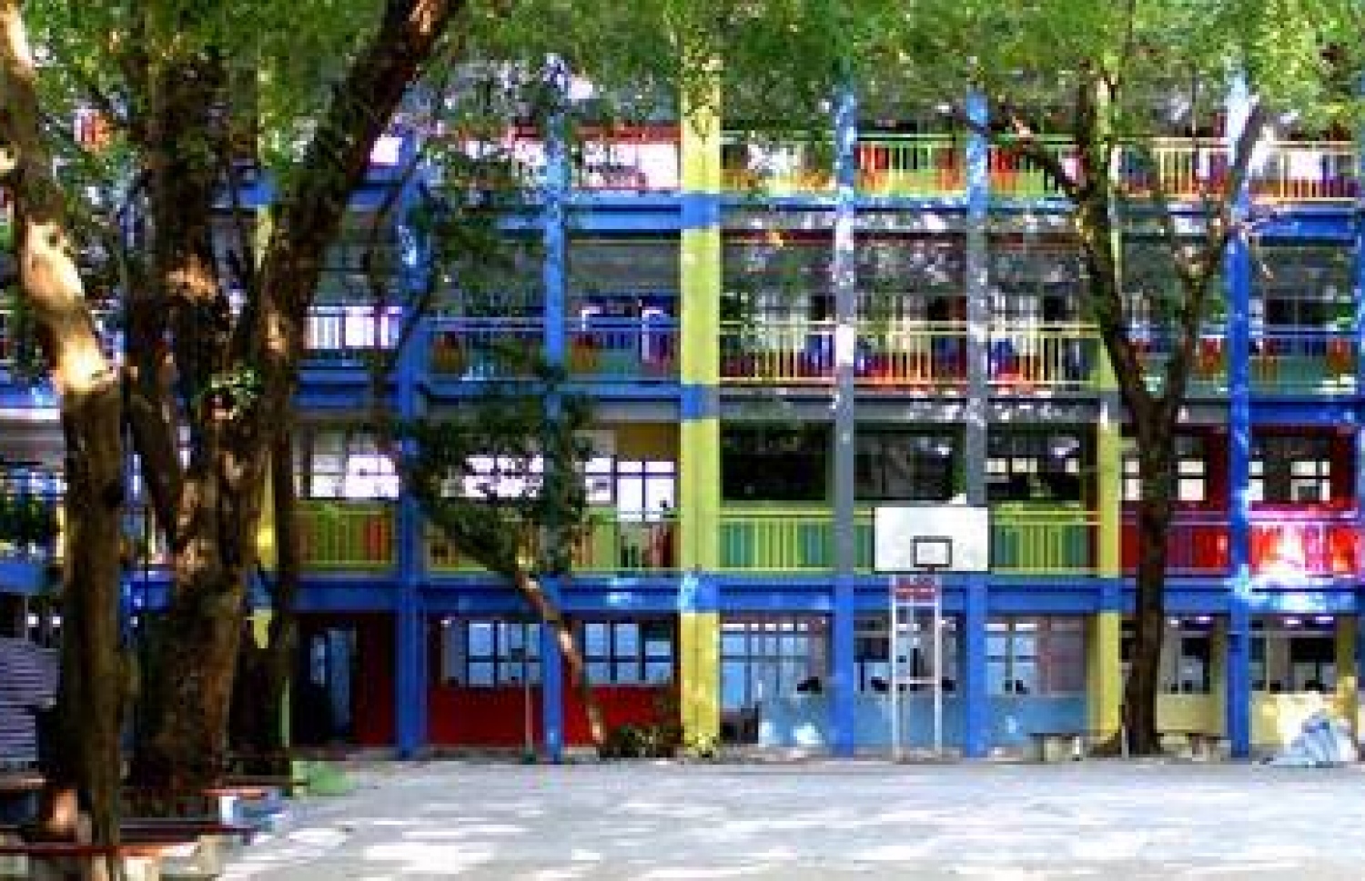 2002 ވަނަ އަހަރު ހުޅުވި ދަރުމަވަންތަ ސްކޫލު އިމާރާތް.--- ފޮޓޯ: ފޯ ސްކޮޔާ