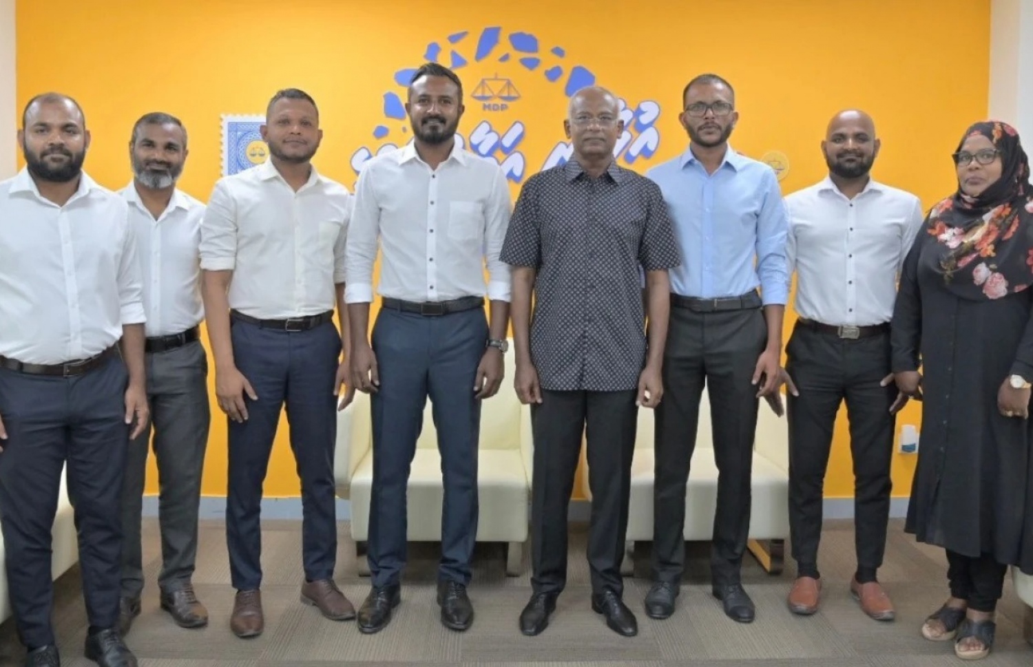 ކުޅުދުއްފުށީ އުތުރު ދާއިރާގެ މެމްބަރު ޔާސިރާއި މޭޔަރު އާތިފްގެ އިތުރުން ކައުންސިލަރުންތަކެއް އެމްޑީޕީއަށް ސޮއިކުރެއްވުމަށްފަހު ރައީސް އާ އެކު. --ފޮޓޯ: އެމްޑީޕީ