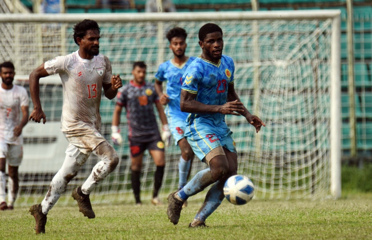 އަބަހާނީ އާއި އީގަލްސް މިއަދު ކުޅުނު މެޗުގެ ތެރެއިން އަބަހާޏީ ކުޅުންތެރިޔެއް އަތުން ބޯޅަ ހޯދަން އީގަލްސްގެ ކުޅުންތެރިޔަކު މަސައްކަތް ކުރަނީ --- ފޮޓޯ: އަބަހާނީ