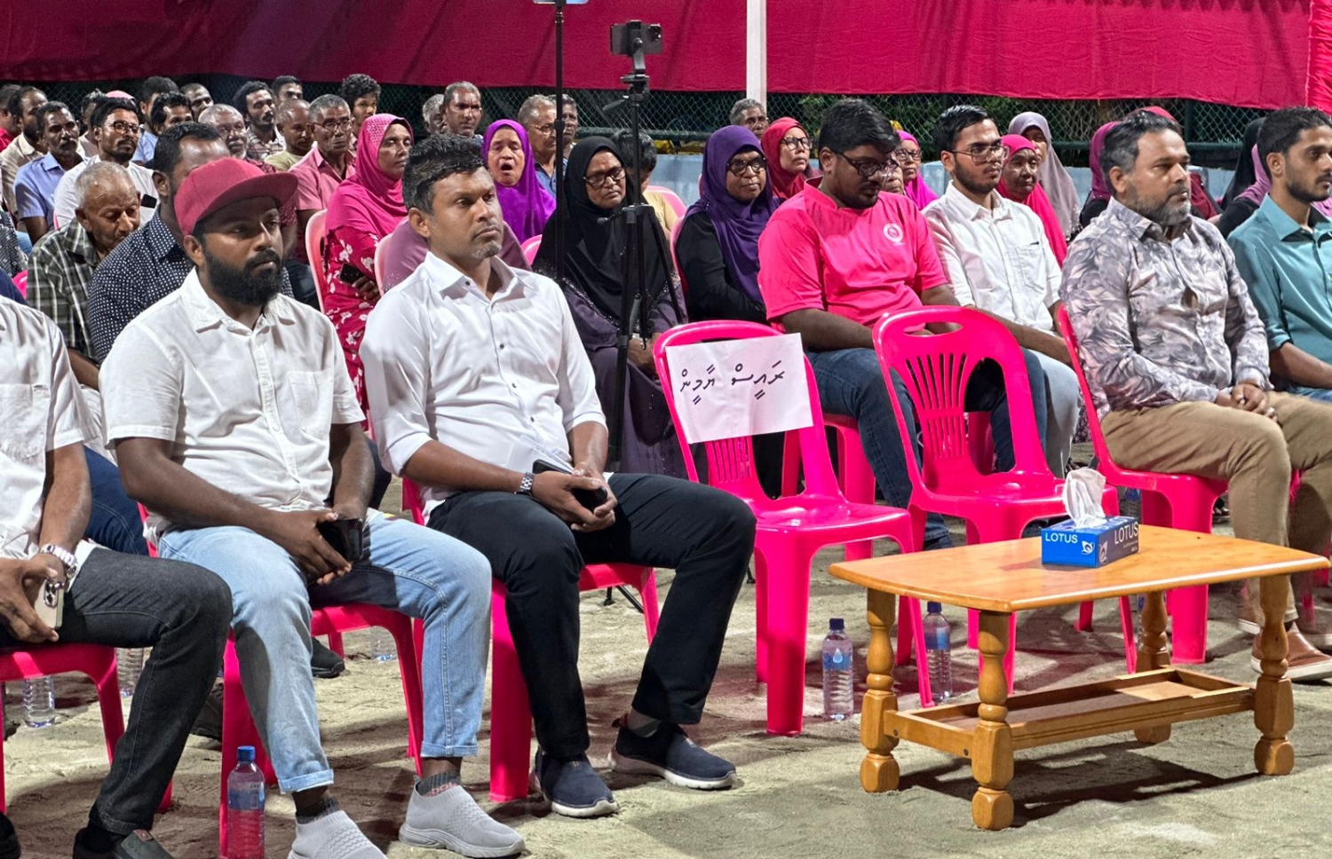 ފަރެސްމާތޮޑާގައި ބޭއްވި ކެމްޕެއިން ޖަލްސާގައި ރިޔާސީ ކެންޑިޑޭޓްގެ ރަނިންމޭޓް ހުސައިން.---ފޮޓޯ: ޕީޕީއެމް