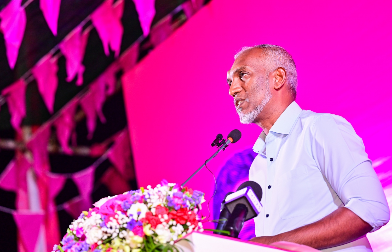 ޕީއެންސީގެ ރިޔާސީ ކެންޑިޑޭޓް ޑރ. މުހައްމަދު މުއިއްޒުގެ ރިޔާސީ ކެމްޕެއިނަށް ދ. ކުޑަހުވަދޫގައި ބޭޭއްވި ޖަލްސާގައި އޭނާ ވާހަކަދައްކަވަނީ.-- ފޮޓޯ: ނިޝާން އަލީ | މިހާރު