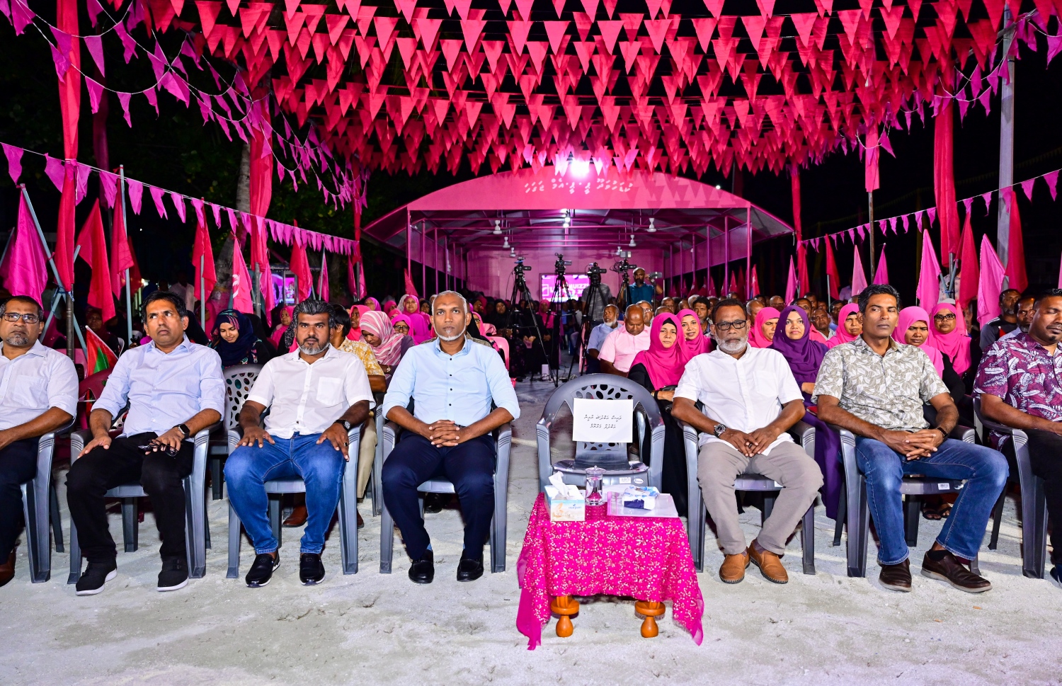 ޕީއެންސީގެ ރިޔާސީ ކެންޑިޑޭޓް ޑރ. މުހައްމަދު މުއިއްޒުގެ ރިޔާސީ ކެމްޕެއިނަށް ދ. ކުޑަހުވަދޫގައި ބޭޭއްވި ޖަލްސާގައި ޕީޕީއެމް/ޕީއެންސީގެ ލީޑާޝިޕުން ބައިވެރިވަނީ.-- ފޮޓޯ: ނިޝާން އަލީ | މިހާރު