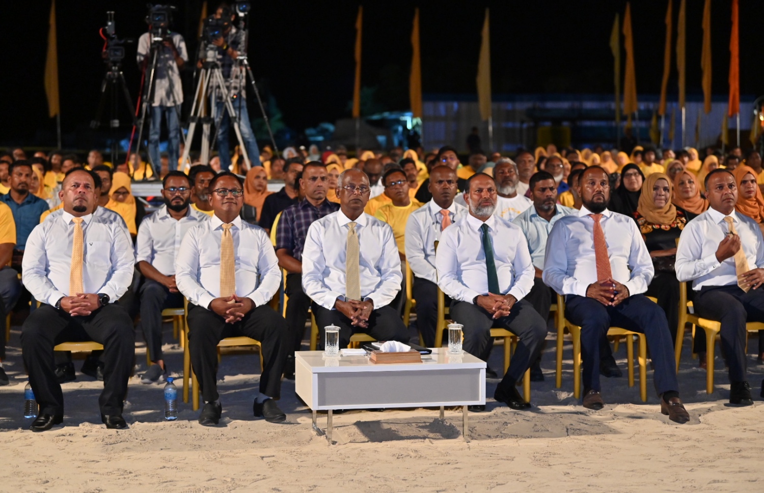 "އަމާން މުޖުތަމައު" މެނިފެސްޓޯ އިފުތިތާހު ކުރުމަށް މިރޭ އުކުޅަހުގައި ބޭއްވި ޖަލްސާގައި އެމްޑީޕީގެ ރިޔާސީ ކެންޑިޑޭޓް ރައީސް އިބްރާހިމް މުހައްމަދު ސޯލިހާއި އެ ޕާޓީގެ ކޯލިޝަން ޕާޓްނަރުން.---ފޮޓޯ: އެމްޑީޕީ