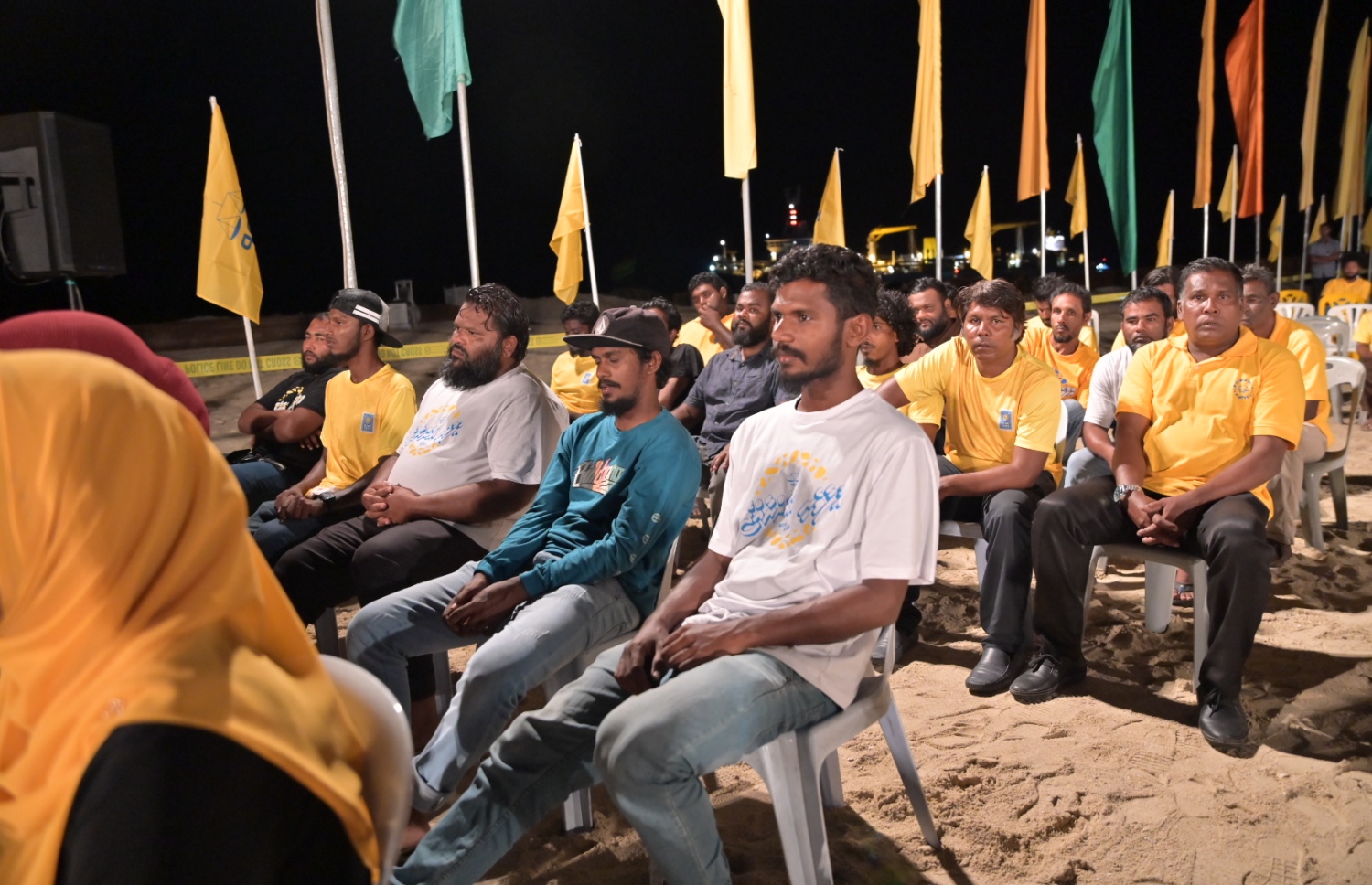 ރައީސް އިބްރާހިމް މުހައްމަދު ސޯލިހުގެ މެނިފެސްޓޯގެ ތިންވަނަ ބައި "އަމާން މުޖުތަމައު" އުކުޅަހުގައި މިރޭ އިފުތިތާހު ކުރުމުގެ ޖަލްސާ އަށް ދިޔަ ބައެއް ޒުވާނުން.---ފޮޓޯ: އެމްޑީޕީ