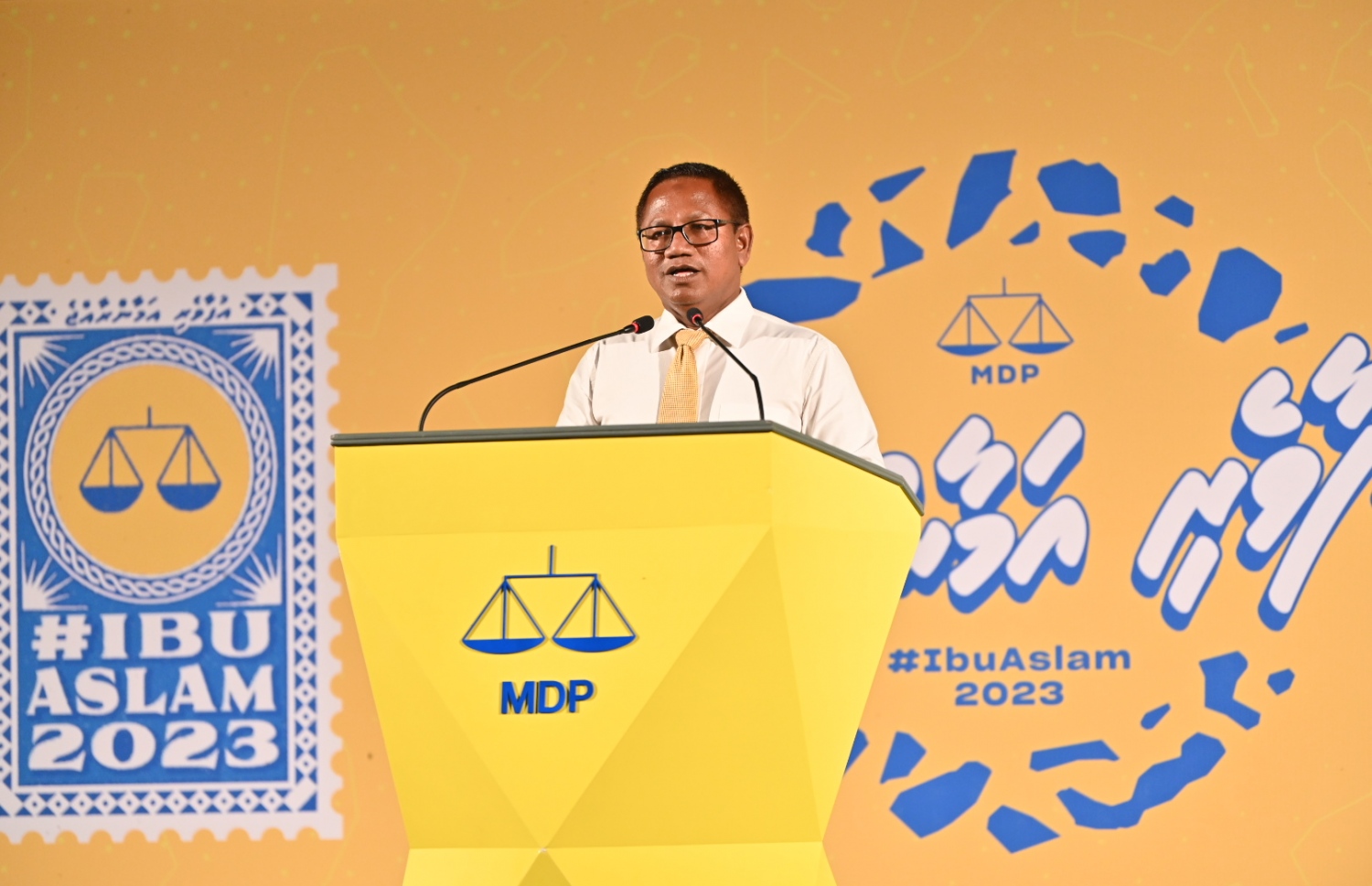 އުކުޅަސް ރައީސް ޝައުކަތު ރޭގެ ޖަލްސާގައި ވާހަކަ ދައްކަަވަނީ. -- ފޮޓޯ | އެމްޑީޕީ