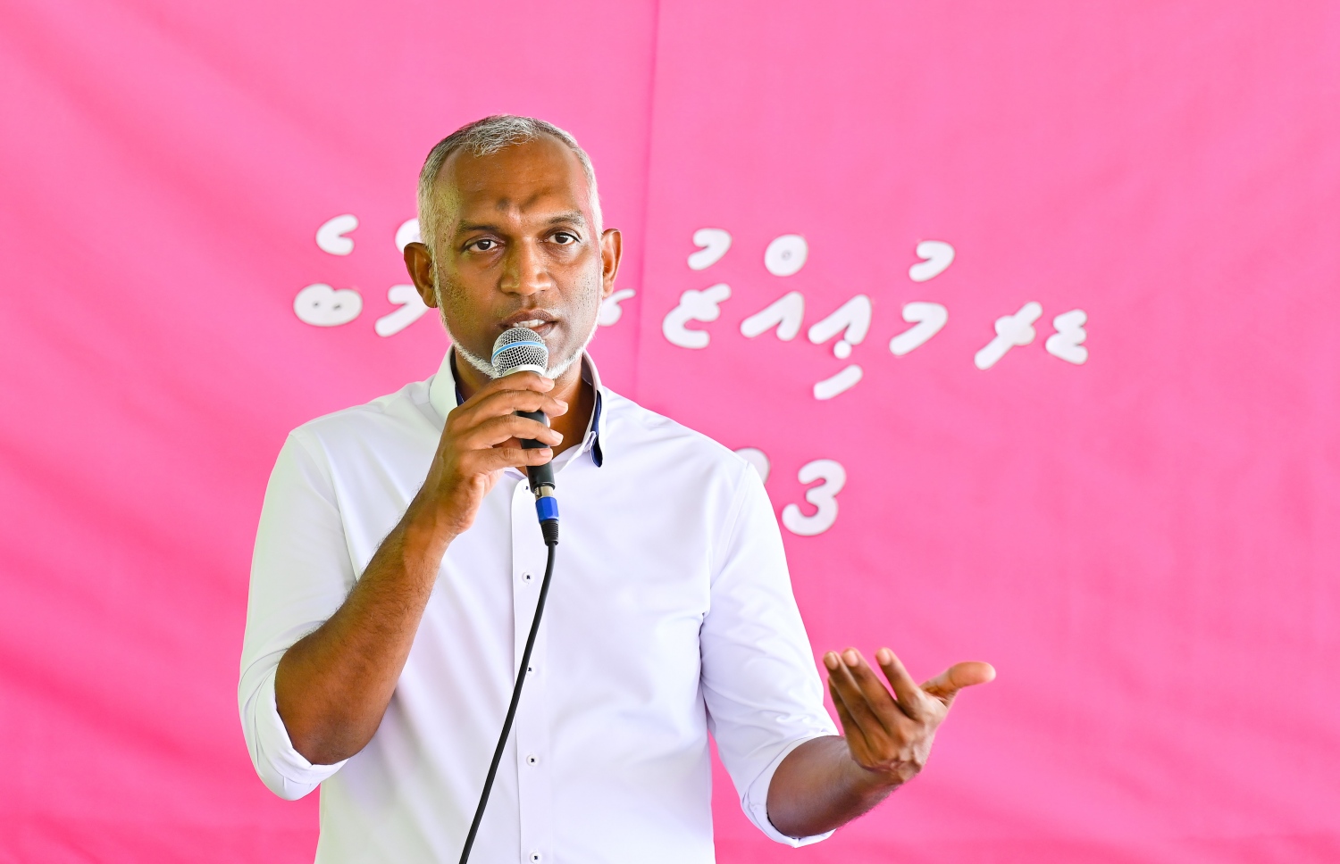 ޕީއެންސީގެ ރިޔާސީ ކެންޑިޑޭޓް ޑރ. މުހައްމަދު މުއިއްޒު ދ. ހުޅުދެލީގައި ބޭއްވި ޖަލްސާގައި ވާހަކަދައްކަވަނީ.-- ފޮޓޯ: ނިޝާން އަލީ | މިހާރު