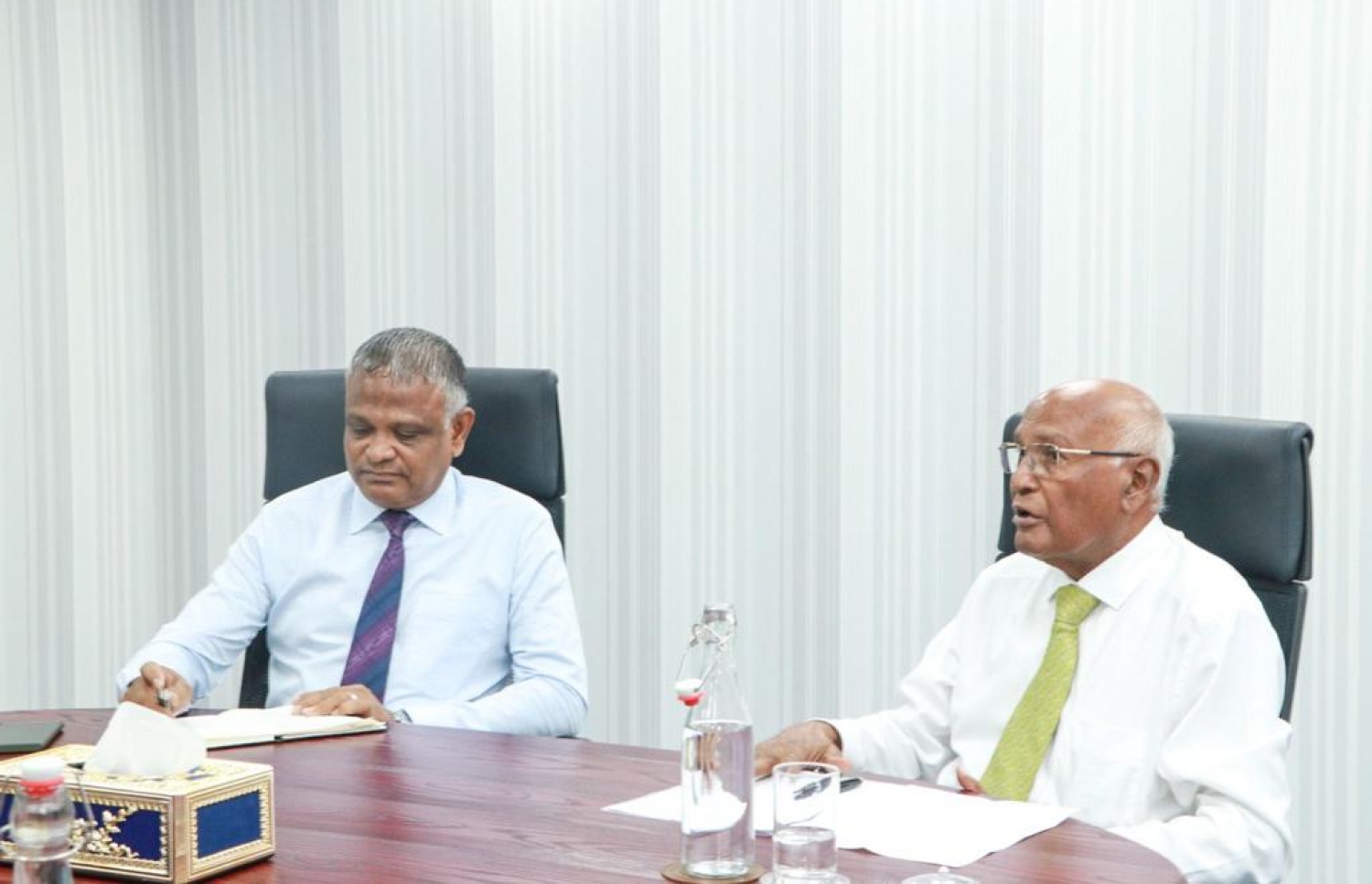 ހެލްތް މިނިސްޓަރު އަހުމަދު ނަސީމާއި ހަޔާ އެޑިޔުކޭޝަން މިނިސްޓަރު އިބްރާހިމް ހަސަން ވާހަކަ ދައްކަވަނީ.-- ފޮޓޯ: ހަޔާ އެޑިޔުކޭޝަން މިނިސްޓްރީ