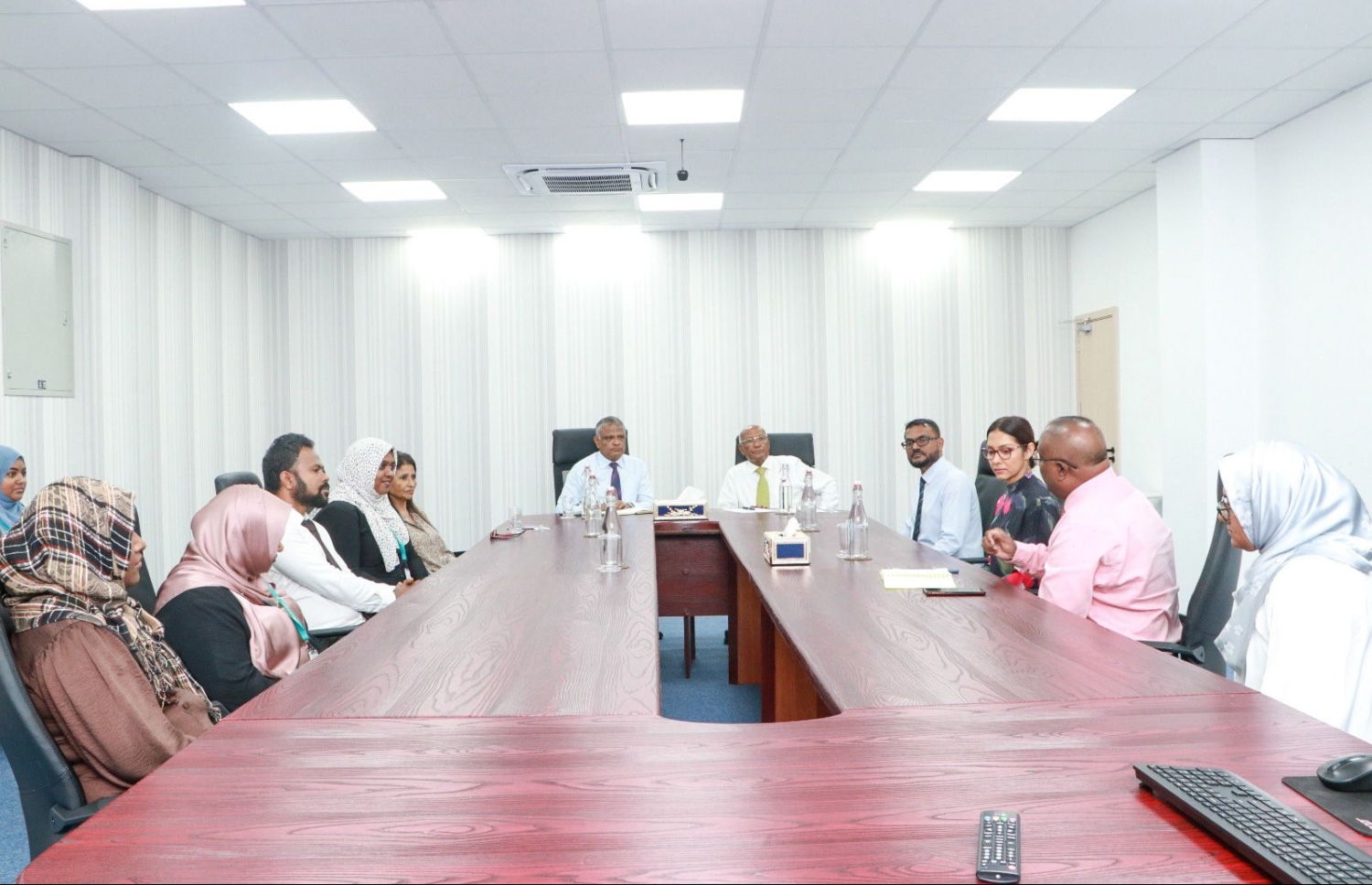 "މެޑިކަލް ޑޮކްޓާސް ސްޕެޝަލައިޒޭޝަން ސްކޮލަޝިޕް 2023" އަށް ހޮވުނު ފަރާތްތަކަށް ލިޔުން ހަވާލުކުރުމަށް ބޭއްވި ރަސްމިއްޔާތު. -- ހަޔާ އެޑިޔުކޭޝަން މިނިސްޓްރީ