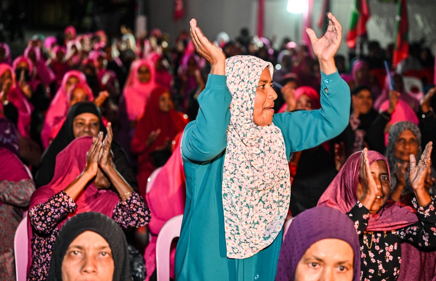 ޕީއެންސީގެ ރިޔާސީ ކެންޑިޑޭޓް ޑރ. މުހައްމަދު މުއިއްޒުގެ ރިޔާސީ ކެމްޕެއިނަށް ފ. ނިލަންދޫގައި ބޭއްވި ޖަލްސާގައި ސަޕޯޓަރުން ބައިވެރިވަނީ.-- ފޮޓޯ: ނިޝާން އަލީ | މިހާރު