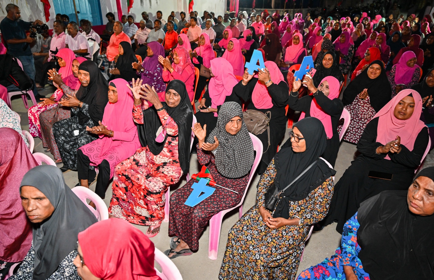 ޕީއެންސީގެ ރިޔާސީ ކެންޑިޑޭޓް ޑރ. މުހައްމަދު މުއިއްޒުގެ ރިޔާސީ ކެމްޕެއިނަށް ފ. ނިލަންދޫގައި ބޭއްވި ޖަލްސާގައި ސަޕޯޓަރުން ބައިވެރިވަނީ.-- ފޮޓޯ: ނިޝާން އަލީ | މިހާރު