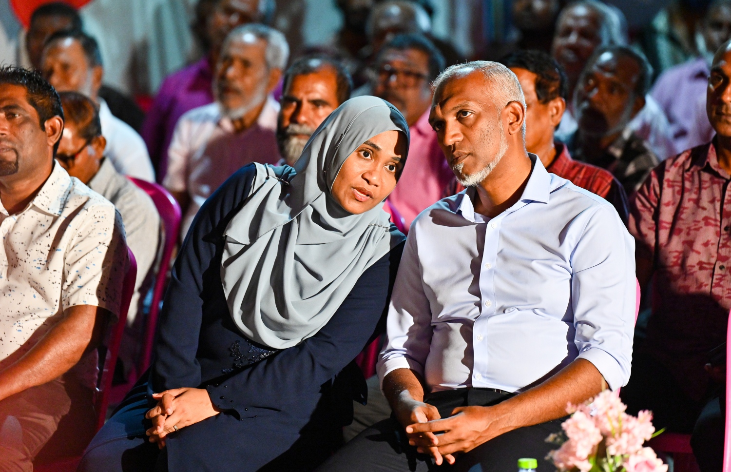 ޕީއެންސީގެ ރިޔާސީ ކެންޑިޑޭޓް ޑރ. މުހައްމަދު މުއިއްޒުގެ ރިޔާސީ ކެމްޕެއިނަށް ފ. ނިލަންދޫގައި ބޭއްވި ޖަލްސާގައި މުއިއްޒުގެ ދެކަނބަލުން ބައިވެރިވެވަޑައިގަންނަވަނީ.-- ފޮޓޯ: ނިޝާން އަލީ | މިހާރު