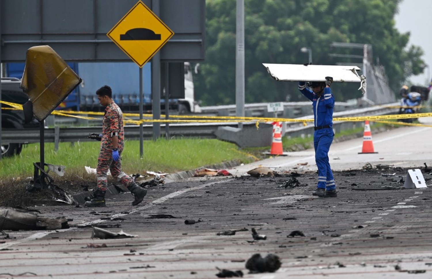 މެލޭޝިޔާގެ ހައިވޭއަކަށް ވެއްޓުނު ޕްރައިވެޓް ޖެޓުގެ ބައިތައް ސާފުކުރުމުގެ މަސައްކަތް ކުރަނީ: އެ ހާދިސާގައި 10 މީހުން ވަނީ މަރުވެފައި. --ފޮޓޯ: އޭއެފްޕީ