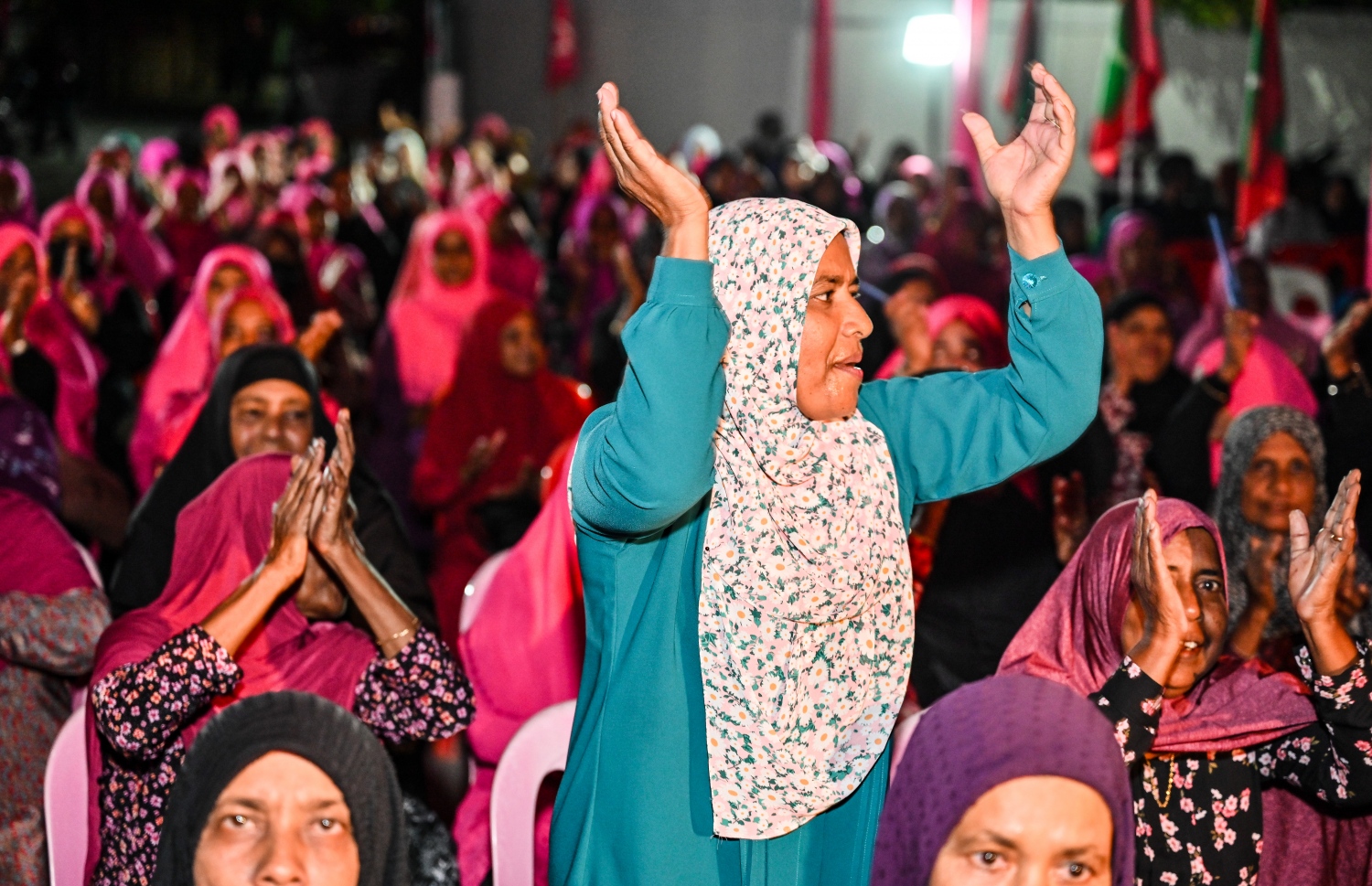 ޕީއެންސީގެ ރިޔާސީ ކެންޑިޑޭޓް ޑރ. މުއިއްޒު ރިޔާސީ ކެމްޕެއިނަށް ފ. ނިލަންދު އަށް ވަޑައިގެން ރޭ އެ ރަށުގައި ބޭއްވި ޖަލްސާގައި ބައިވެރިވި ސަޕޯޓަރުން އަތްޖަހަނީ..-- ފޮޓޯ: ނިޝާން އަލީ | މިހާރު