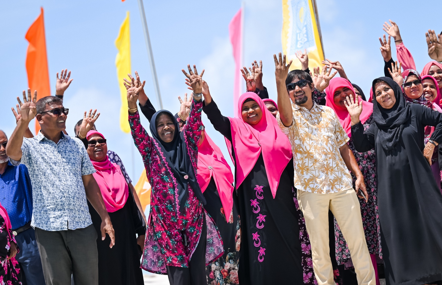 ޑރ. މުއިއްޒު ފ. އަދި ދ. އަތޮޅަށް ކުރެއްވި ކެމްޕޭން ދަތުރު