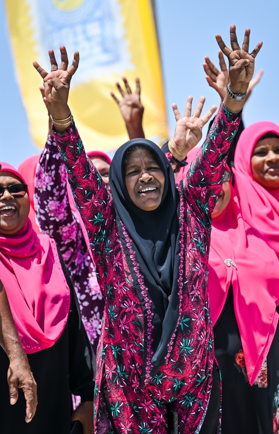 ޕީޕީއެމް/ޕީއެންސީގެ ރިޔާސީ ކެންޑިޑޭޓް ޑރ. މުހައްމަދު މުއިއްޒު ކެމްޕެއިނަށް ދ. ހުޅުދެއްޔަށް ވަޑައިގަތުމުން އޭނާ އަށް މަރުހަބާ ކިޔަން ނުކުތް ބަޔަކު މުއިއްޒުގެ ކެންޑިޑޭޓް ނަމްބަރު 4 އިނގިލިން ދައްކާލަނީ.-- ފޮޓޯ: ނިޝާން އަލީ | މިހާރު