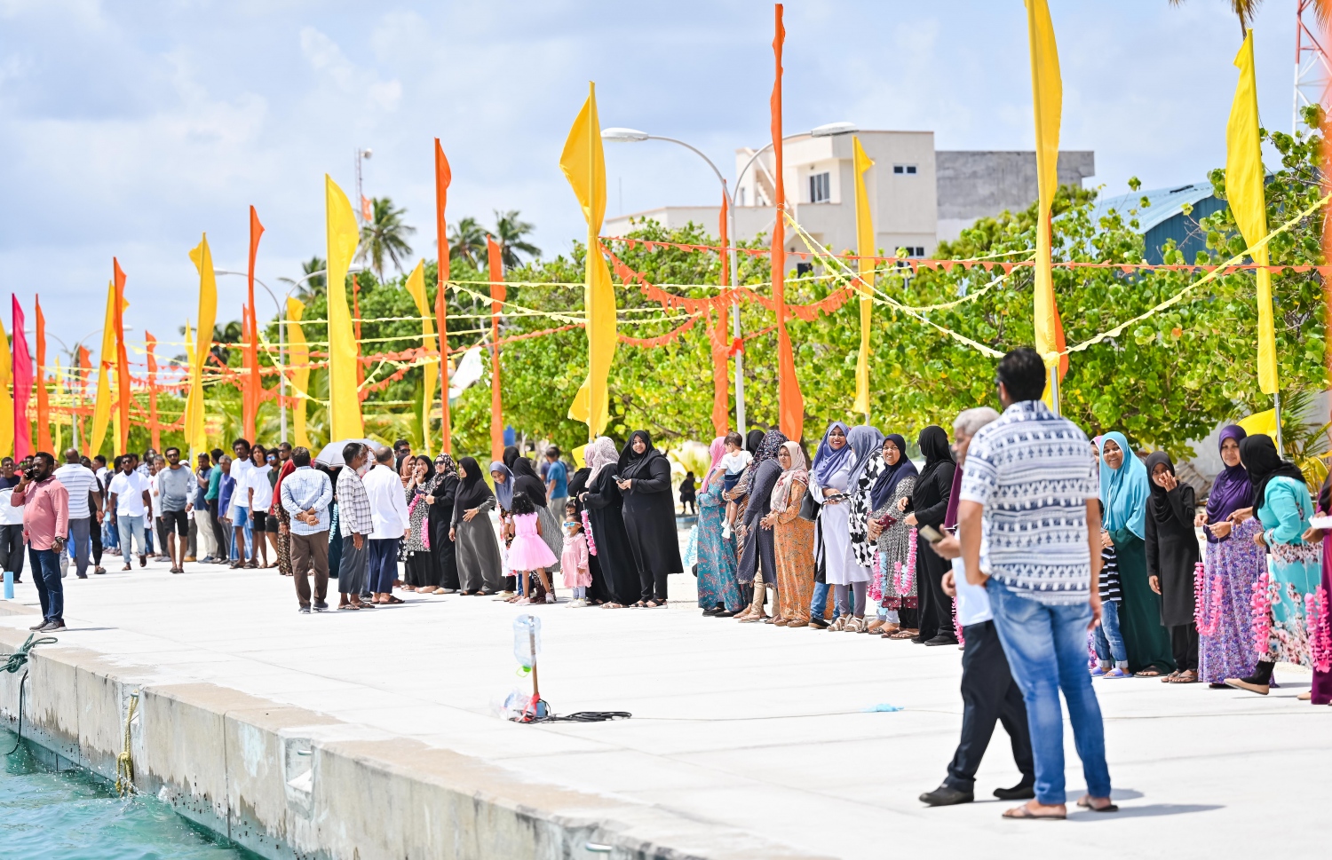 ޕީޕީއެމް/ޕީއެންސީގެ ރިޔާސީ ކެންޑިޑޭޓް ޑރ. މުހައްމަދު މުއިއްޒު ކެމްޕެއިނަށް ދ. މީދު އަށް ވަޑައިގަންނަވާތީ އޭނާ އަށް މަރުހަބާ ކިޔަން ބަނދަރުމައްޗަށް އެއްވެ ތިބި ބައެއް.-- ފޮޓޯ: ނިޝާން އަލީ | މިހާރު