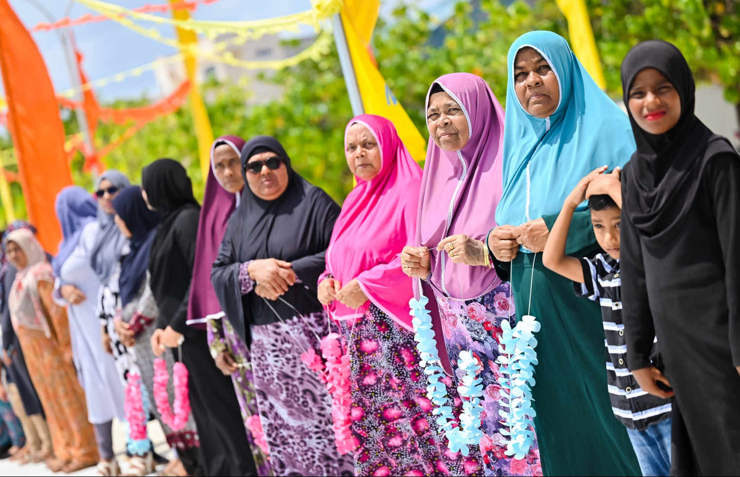 ޕީޕީއެމް/ޕީއެންސީގެ ރިޔާސީ ކެންޑިޑޭޓް ޑރ. މުހައްމަދު މުއިއްޒު ކެމްޕެއިނަށް ދ. މީދު އަށް ވަޑައިގަތުމުން އެ ރަށުގެ މީހުން މަރުހަބާ ކިޔަން ތައްޔާރު ވެގެން.-- ފޮޓޯ: ނިޝާން އަލީ | މިހާރު