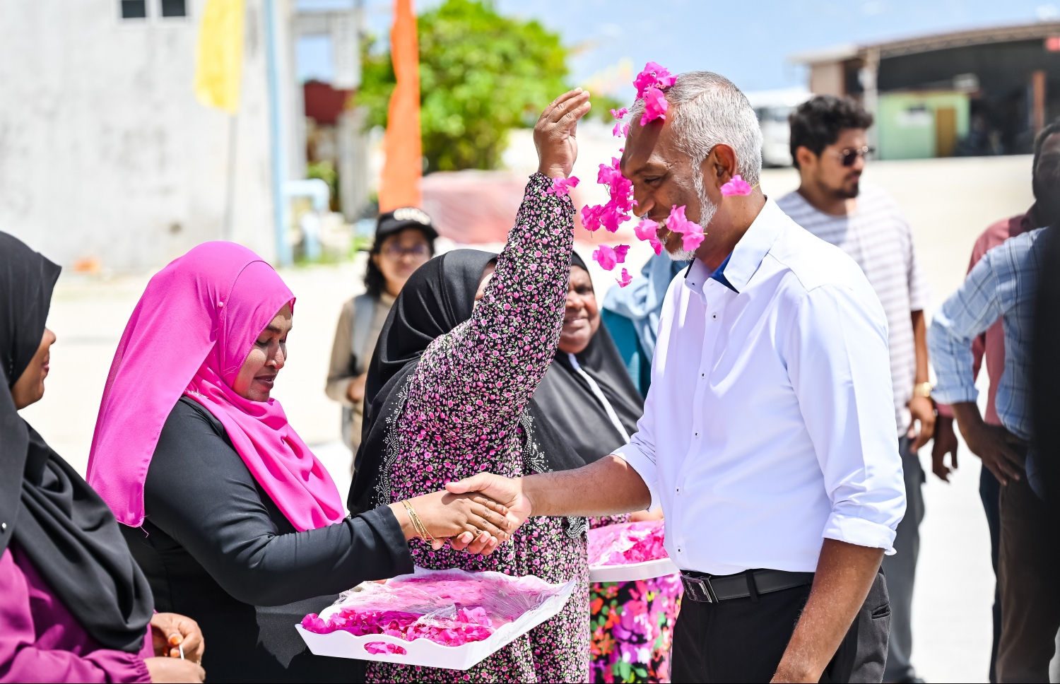 ޕީޕީއެމް/ޕީއެންސީގެ ރިޔާސީ ކެންޑިޑޭޓް ޑރ. މުހައްމަދު މުއިއްޒު ކެމްޕެއިނަށް ދ. މީދު އަށް ވަޑައިގަތުމުން އެ ރަށުން އޭނާ އަށް މަރުހަބާ ކިޔަނީ.-- ފޮޓޯ: ނިޝާން އަލީ | މިހާރު