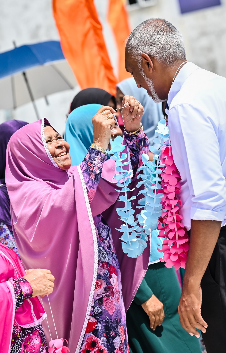 ޕީޕީއެމް/ޕީއެންސީގެ ރިޔާސީ ކެންޑިޑޭޓް ޑރ. މުހައްމަދު މުއިއްޒު ކެމްޕެއިނަށް ދ. މީދު އަށް ވަޑައިގަތުމުން އޭނާ އަށް މަރުހަބާ ކިޔައި މީހަކު މުއިއްޒުގެ ކަރުގައި މާފަތި އަޅުވަނީ.-- ފޮޓޯ: ނިޝާން އަލީ | މިހާރު