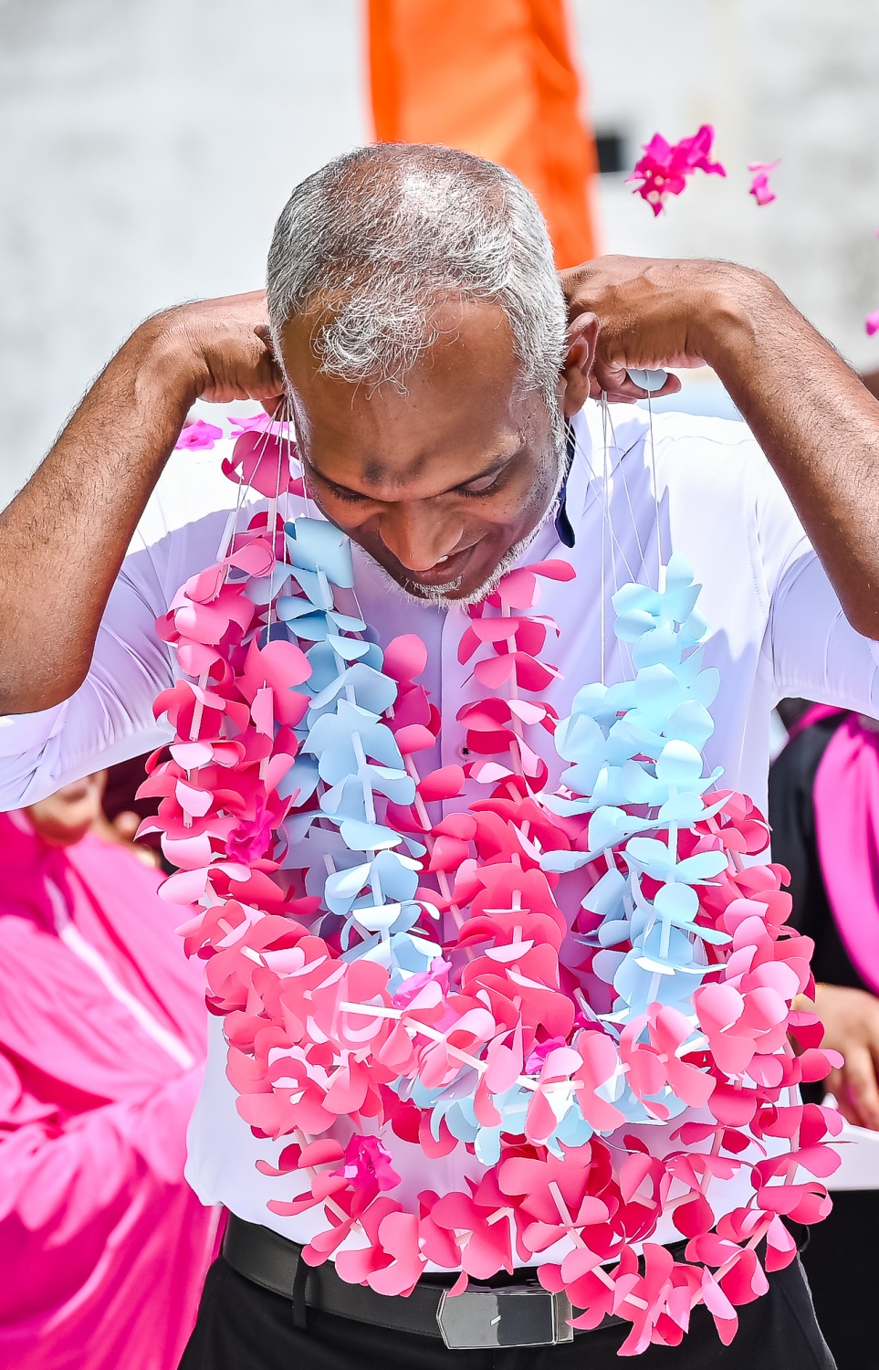 ޕީީޕީއެމް/ޕީއެންސީގެ ރިޔާސީ ކެންޑިޑޭޓް ޑރ. މުހައްމަދު މުއިއްޒު ކެމްޕެއިނަށް ފ. އަދި ދ. އަތޮޅުގެ ބައެއް ރަށްތަކަށް ކުރެއްވި ދަތުރުގައި ރަށަކުން މަރުހަބާ ކިޔަން އޭނާގެ ކަރުގައި އެޅުވި މާފަތިތައް ނަންގަވަނީ.-- ފޮޓޯ: ނިޝާން އަލީ | މިހާރު